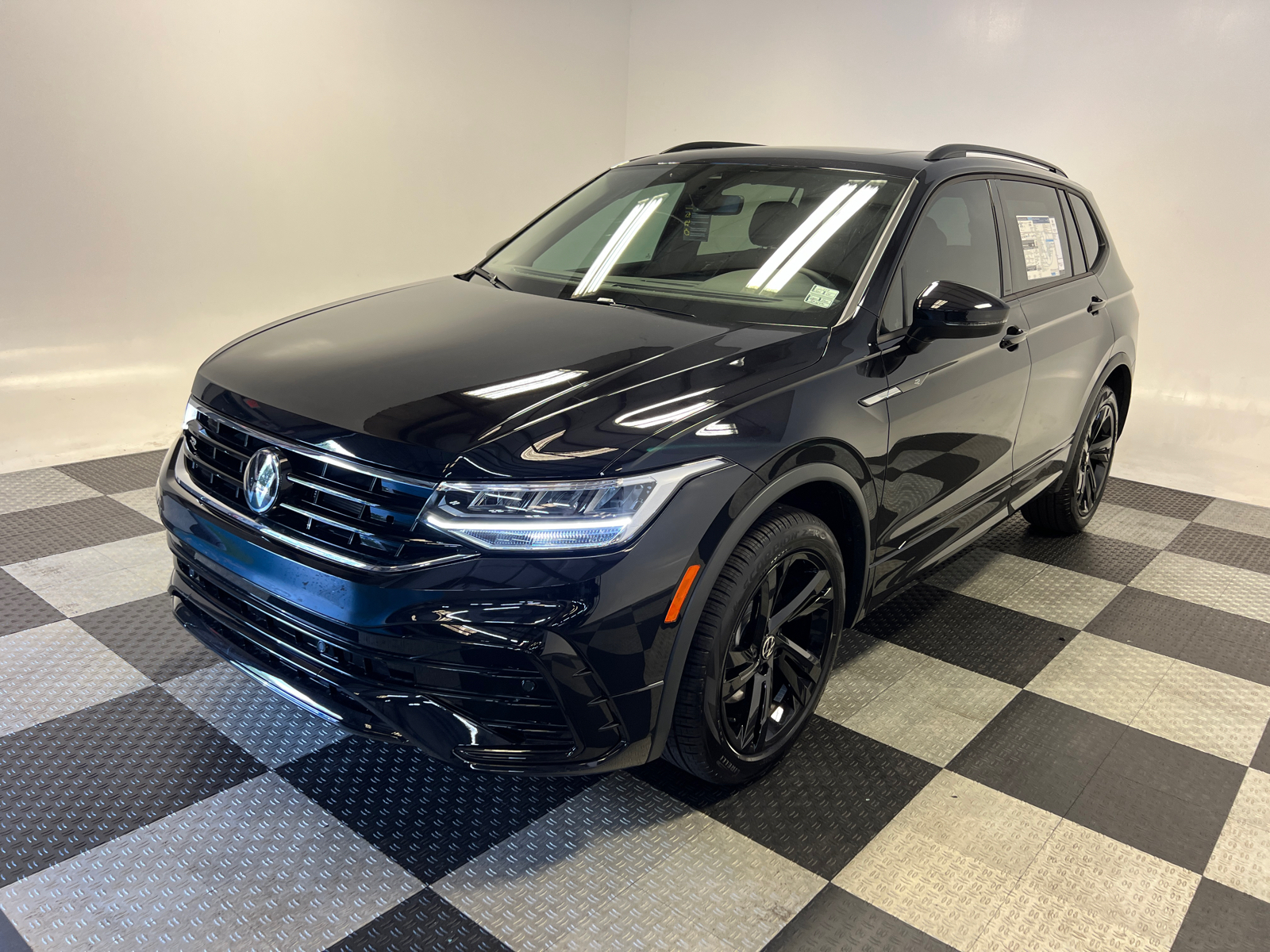 2024 Volkswagen Tiguan 2.0T SE R-Line Black 3