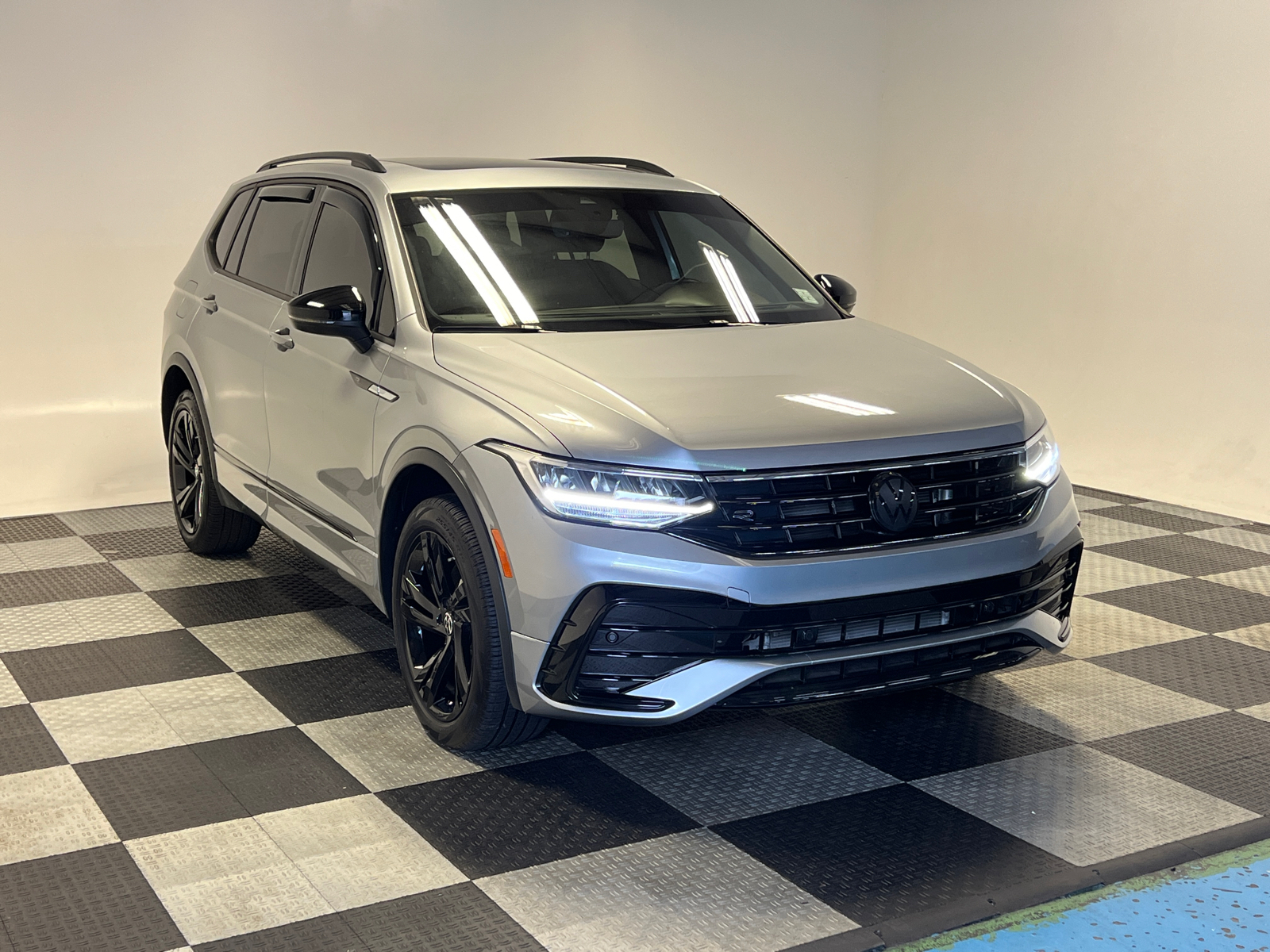 2023 Volkswagen Tiguan 2.0T SE R-Line Black 1