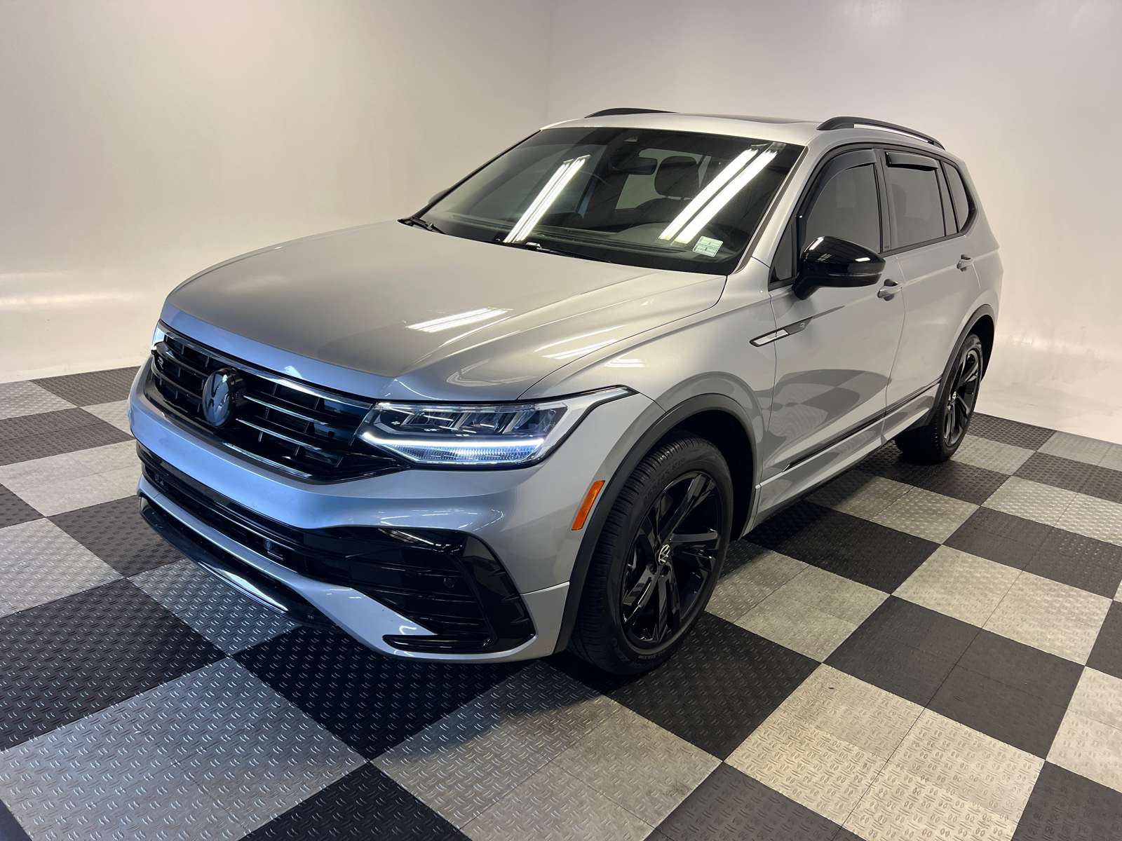 2023 Volkswagen Tiguan 2.0T SE R-Line Black 3