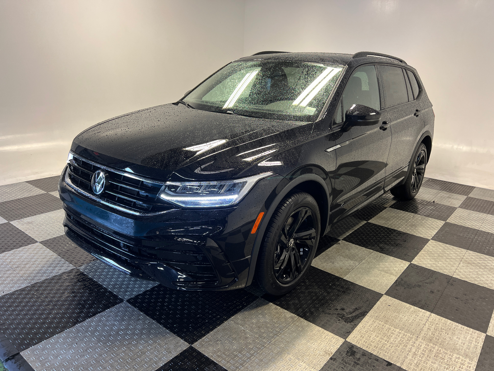 2024 Volkswagen Tiguan 2.0T SE R-Line Black 3