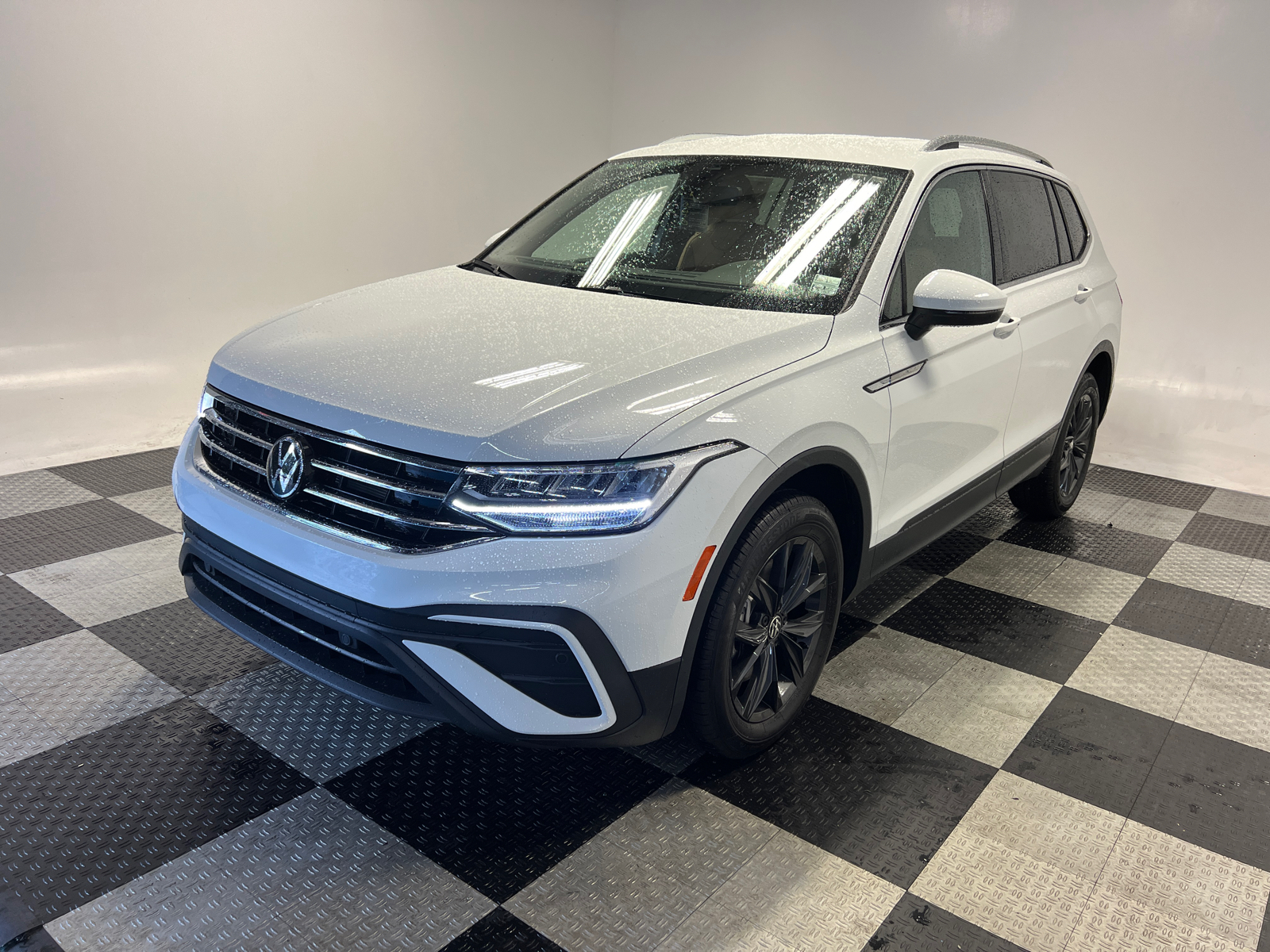 2024 Volkswagen Tiguan 2.0T SE 3