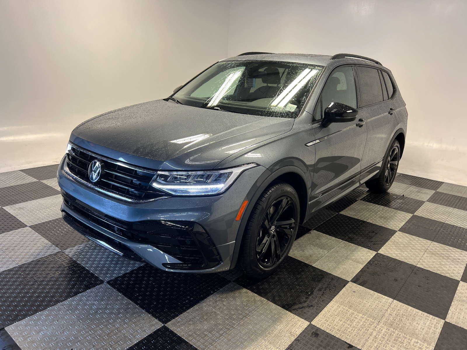 2024 Volkswagen Tiguan 2.0T SE R-Line Black 3