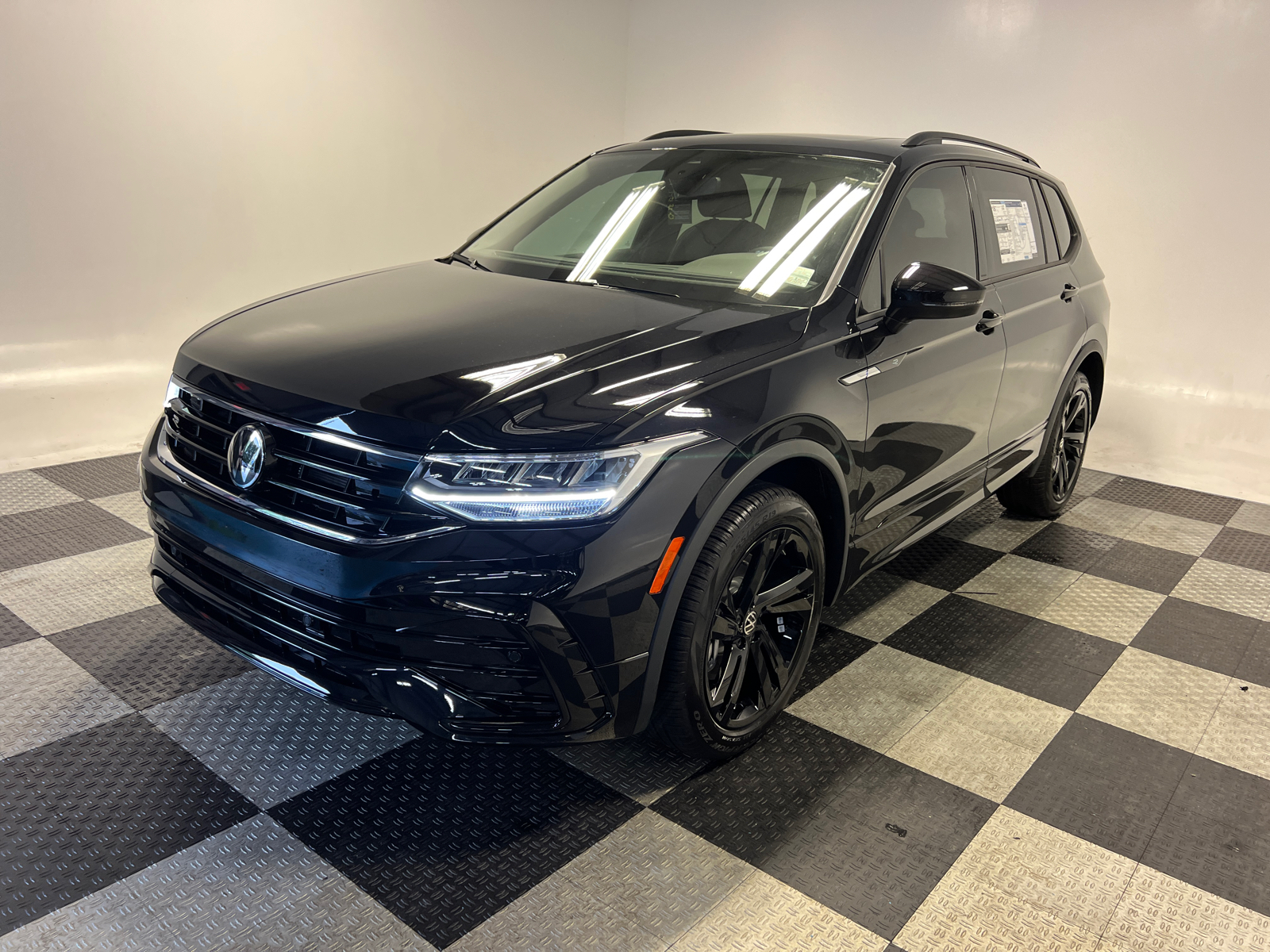 2024 Volkswagen Tiguan 2.0T SE R-Line Black 3