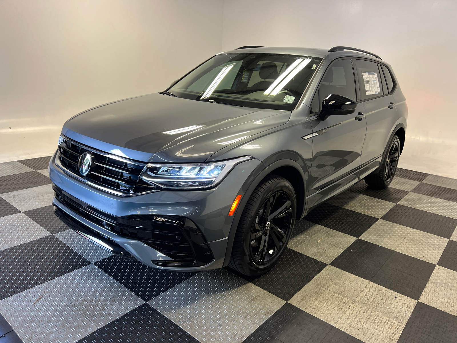 2024 Volkswagen Tiguan 2.0T SE R-Line Black 3