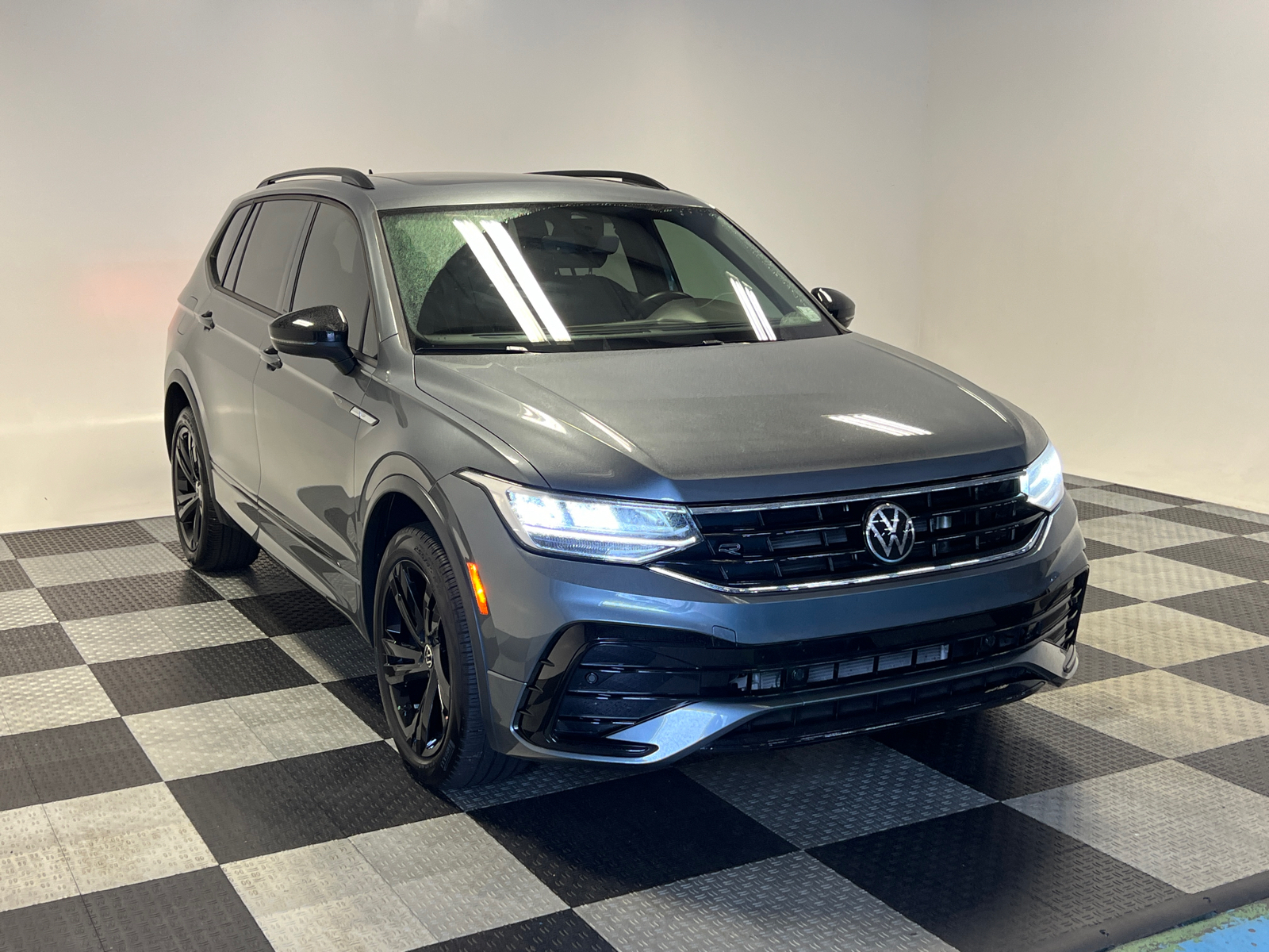 2023 Volkswagen Tiguan 2.0T SE R-Line Black 1