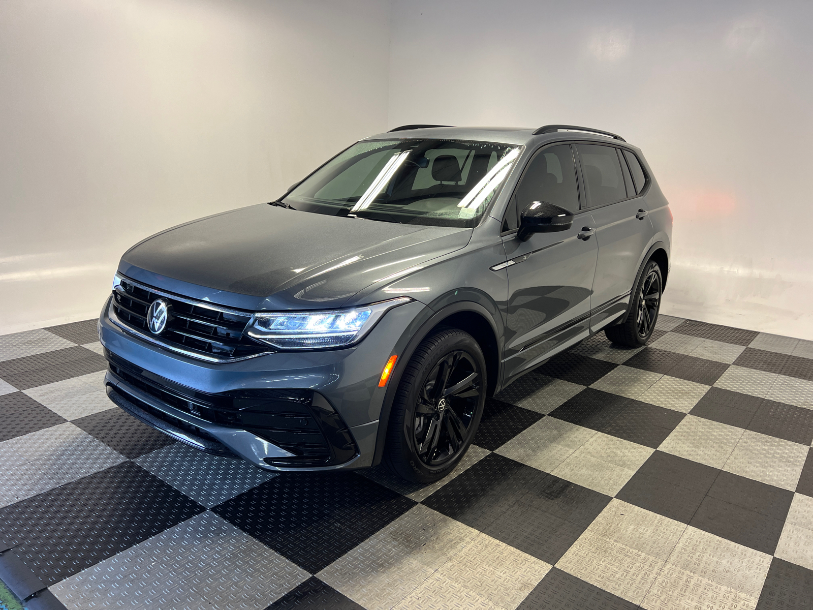 2023 Volkswagen Tiguan 2.0T SE R-Line Black 3