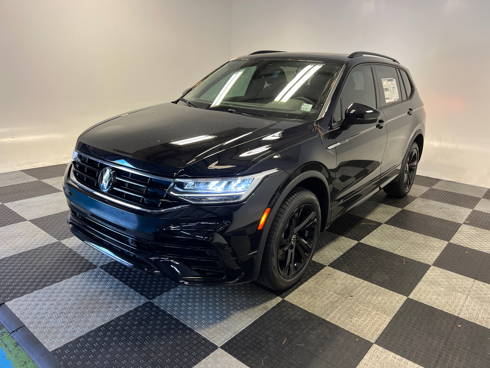 2024 Volkswagen Tiguan 2.0T SE R-Line Black 3