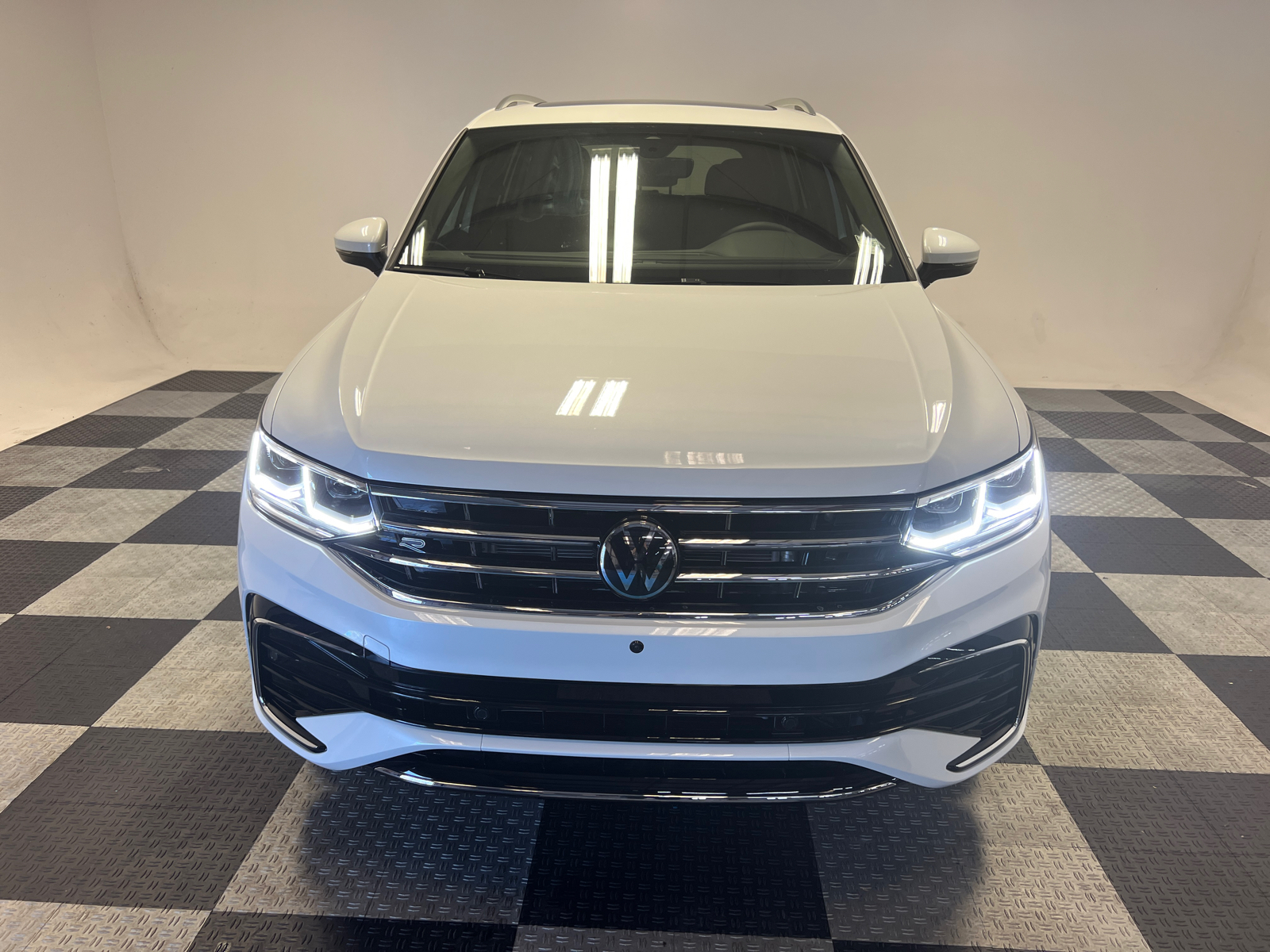 2024 Volkswagen Tiguan 2.0T SEL R-Line 2