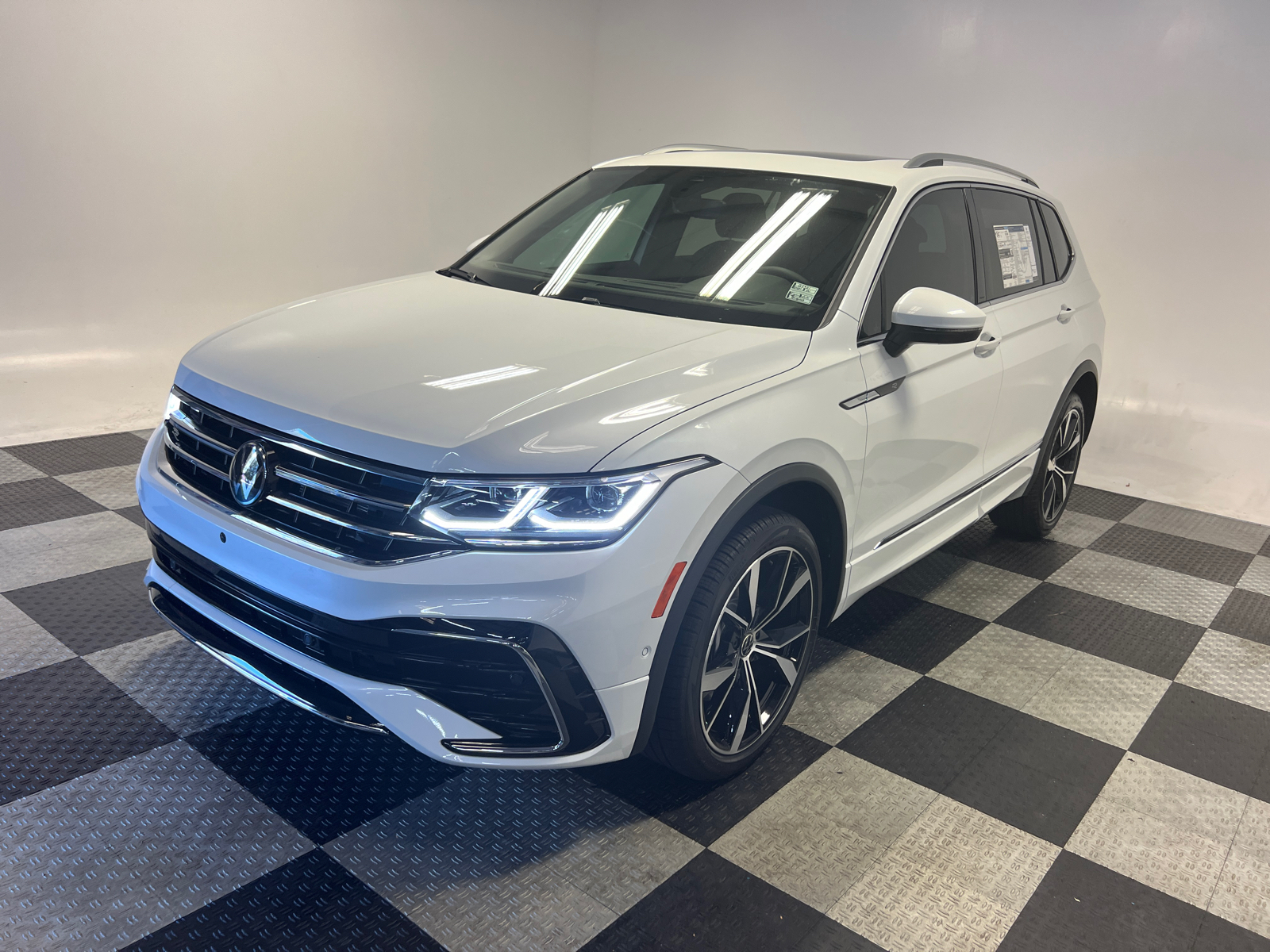 2024 Volkswagen Tiguan 2.0T SEL R-Line 3