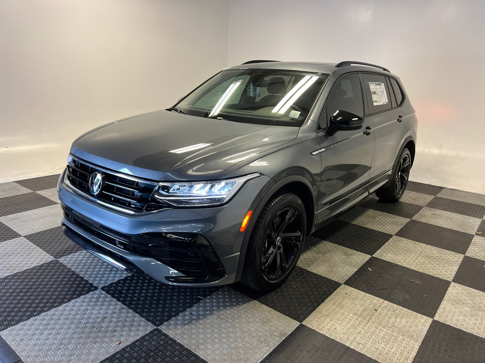 2024 Volkswagen Tiguan 2.0T SE R-Line Black 3