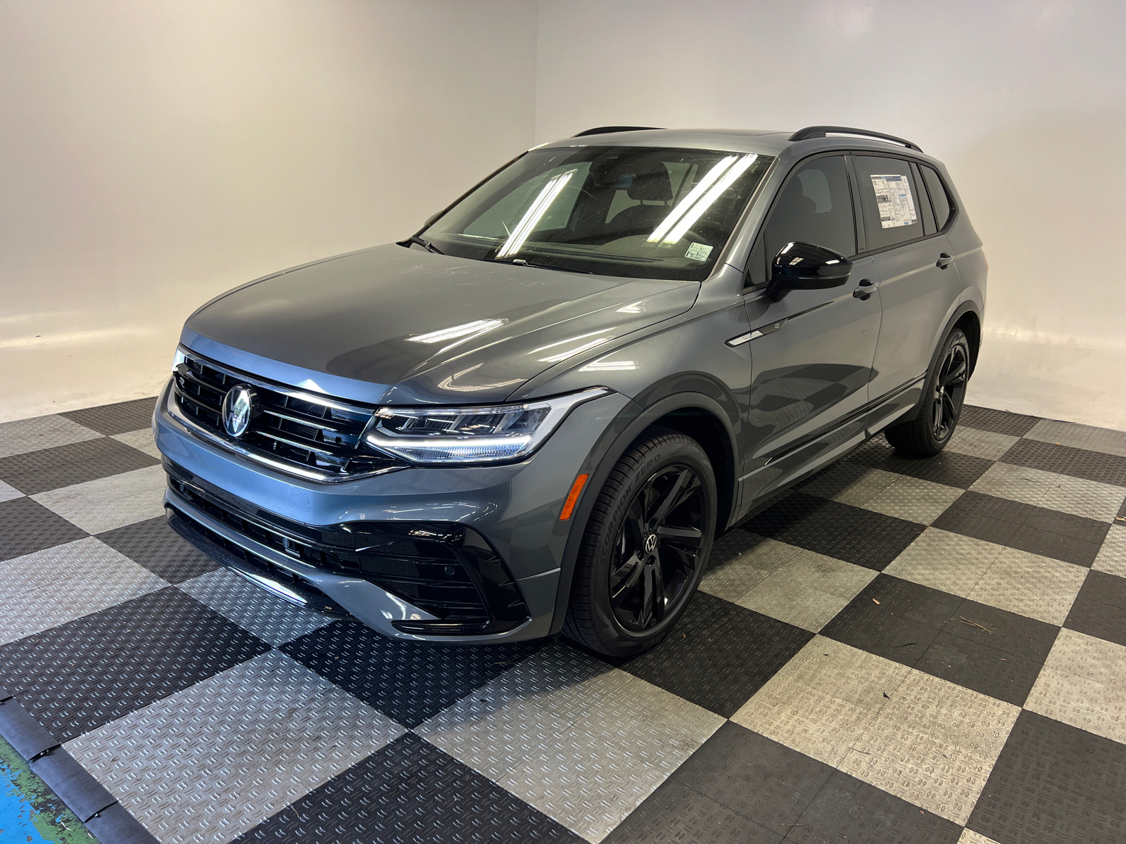 2024 Volkswagen Tiguan 2.0T SE R-Line Black 3