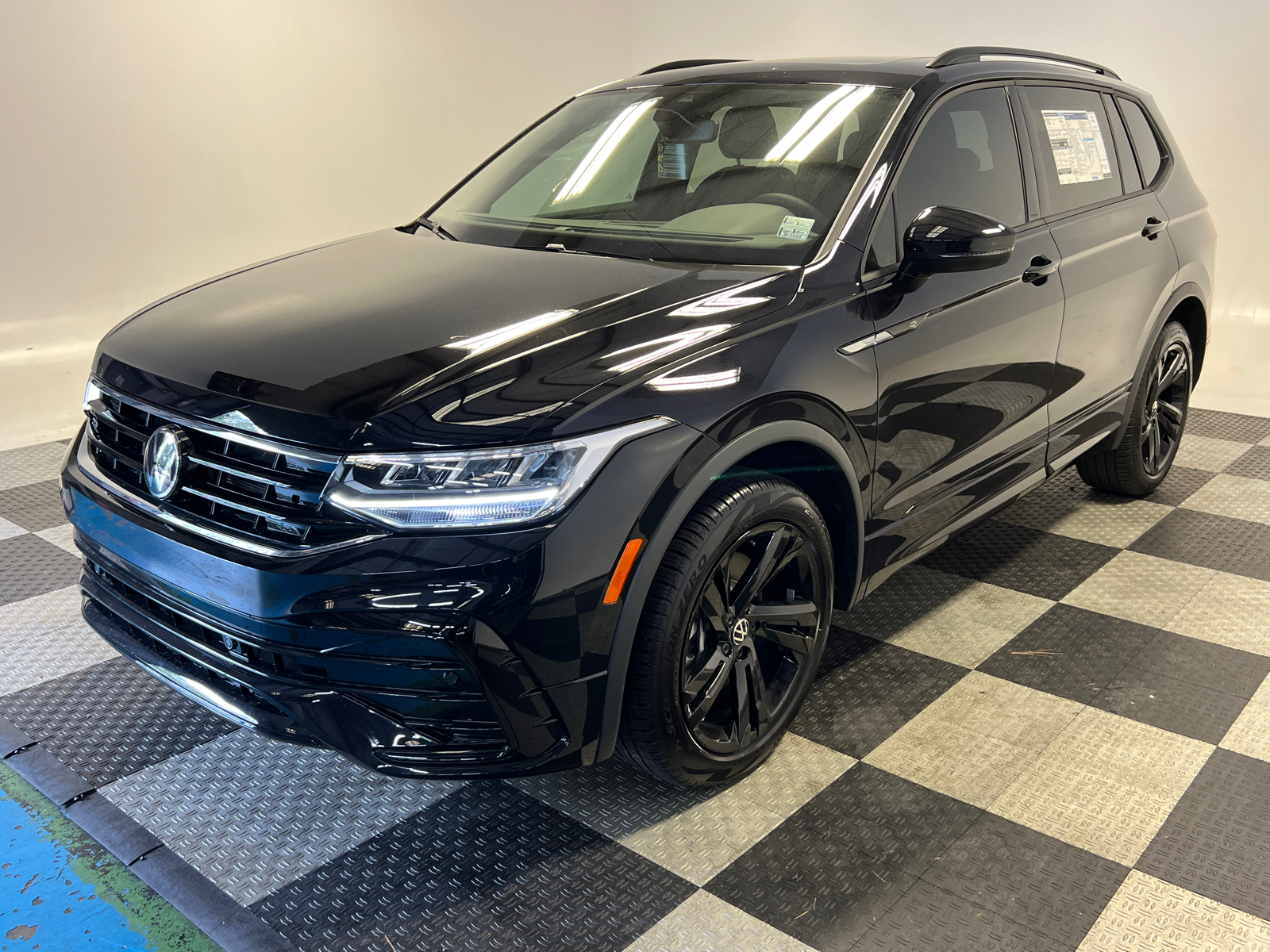 2024 Volkswagen Tiguan 2.0T SE R-Line Black 3