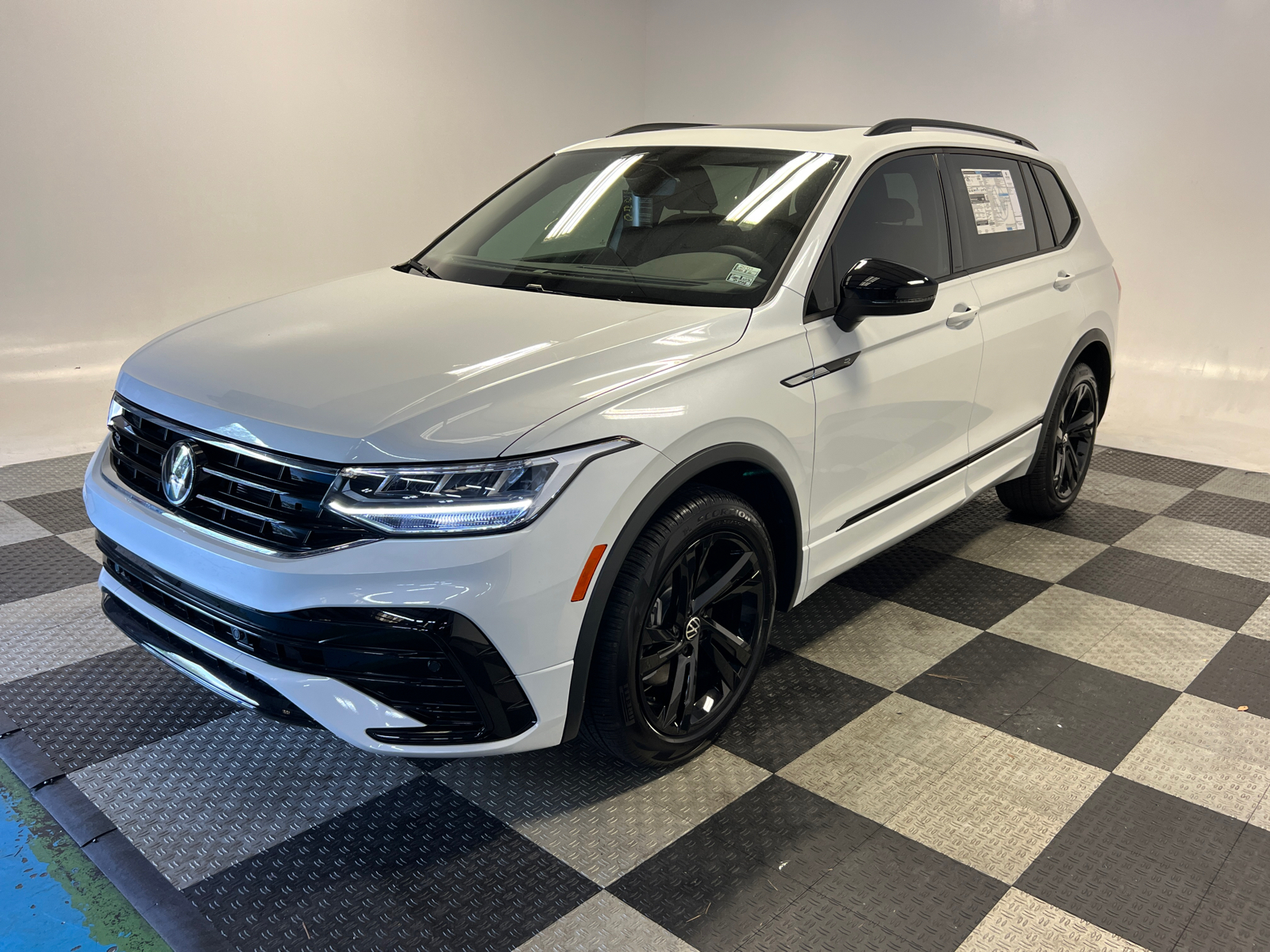 2024 Volkswagen Tiguan 2.0T SE R-Line Black 3