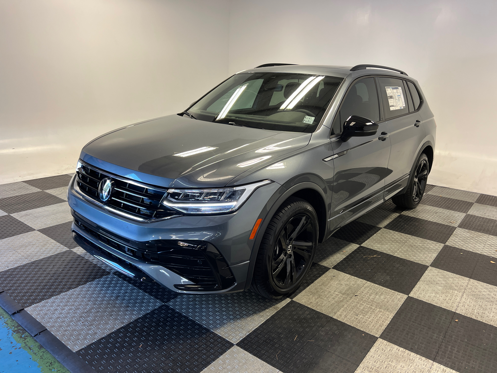 2024 Volkswagen Tiguan 2.0T SE R-Line Black 3