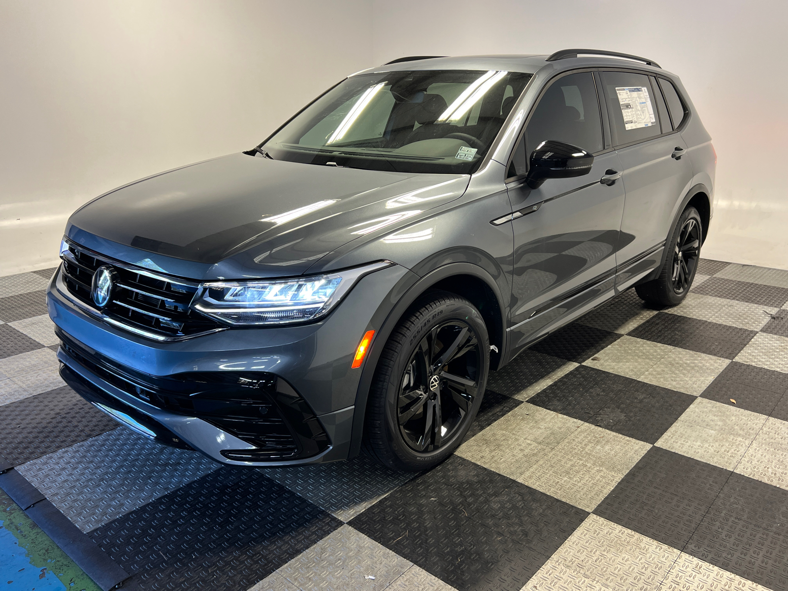 2024 Volkswagen Tiguan 2.0T SE R-Line Black 3