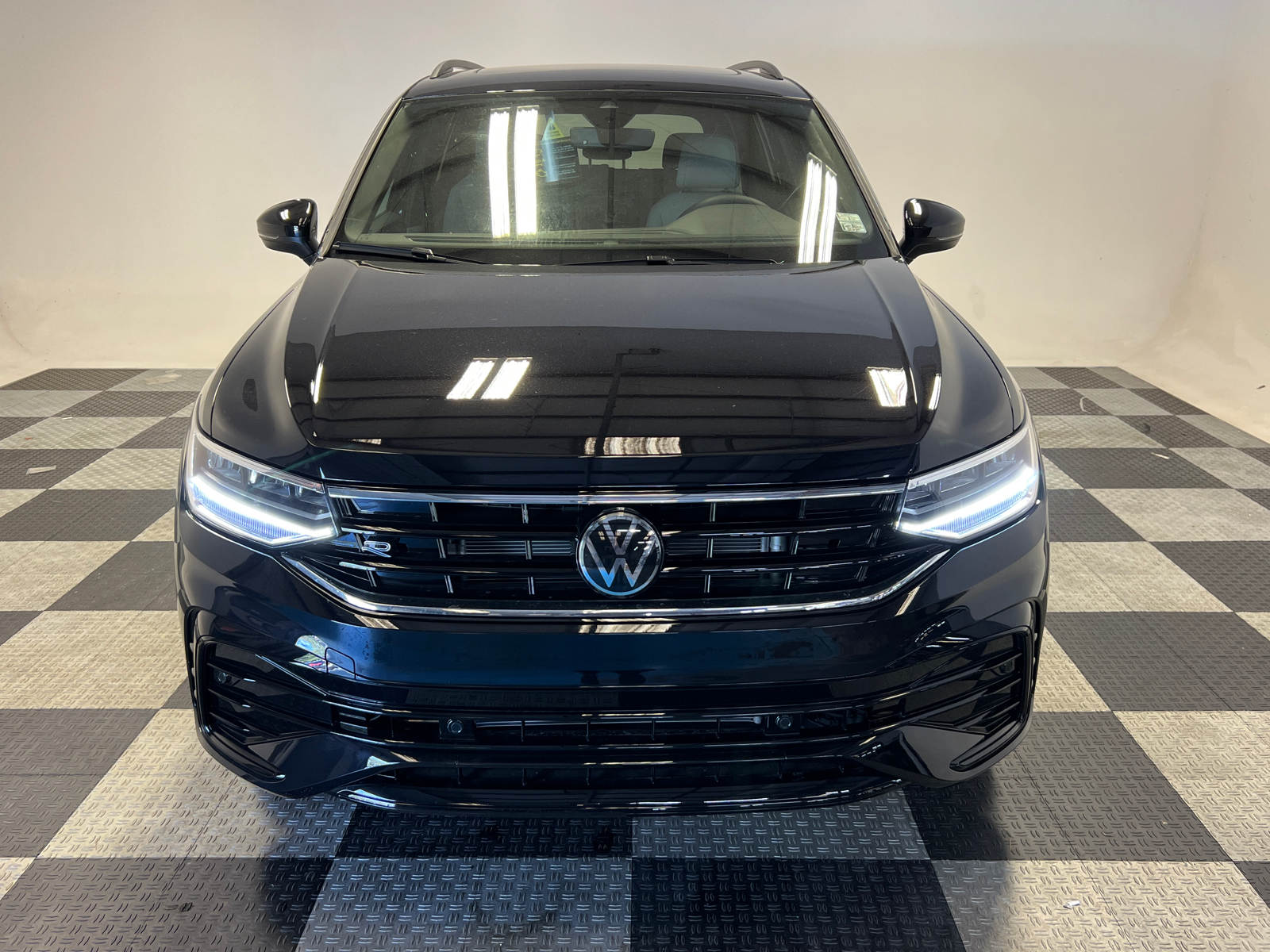 2024 Volkswagen Tiguan 2.0T SE R-Line Black 2