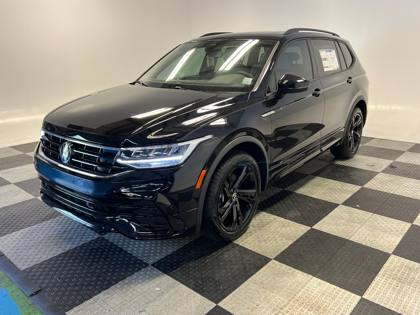 2024 Volkswagen Tiguan 2.0T SE R-Line Black 3