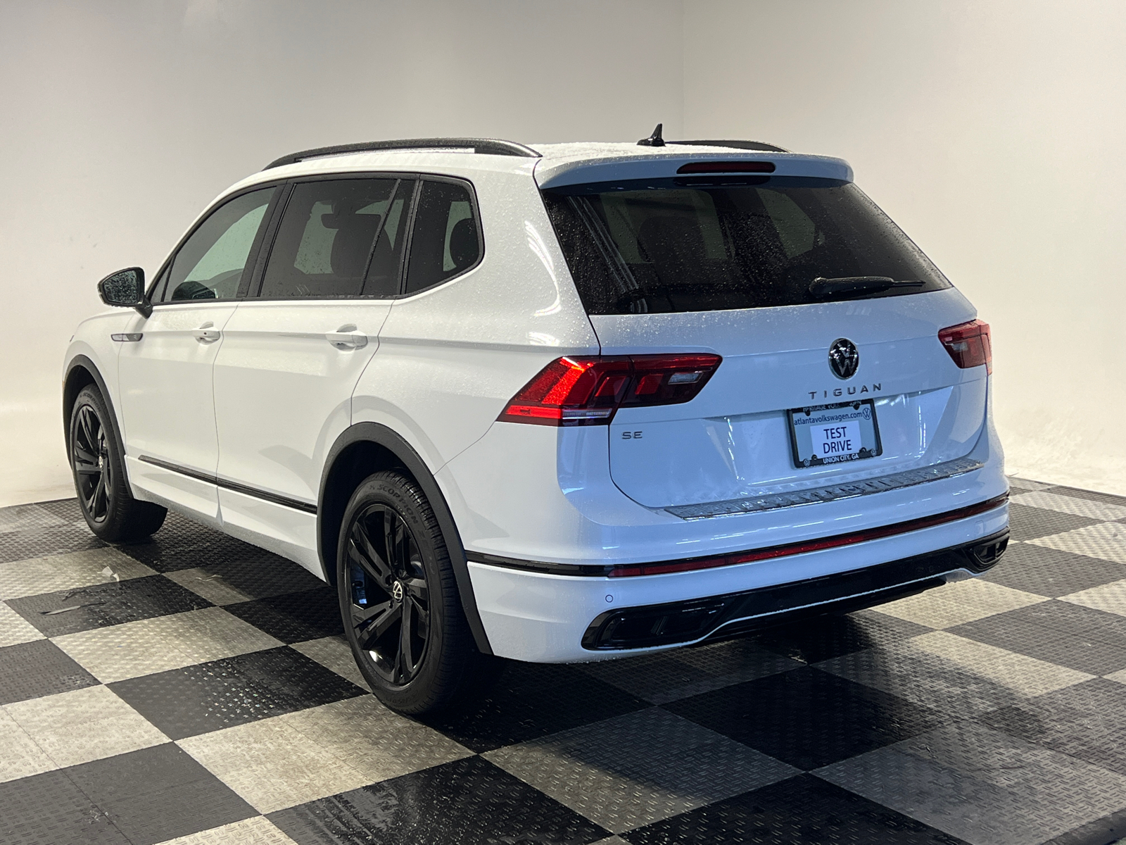 2024 Volkswagen Tiguan 2.0T SE R-Line Black 4