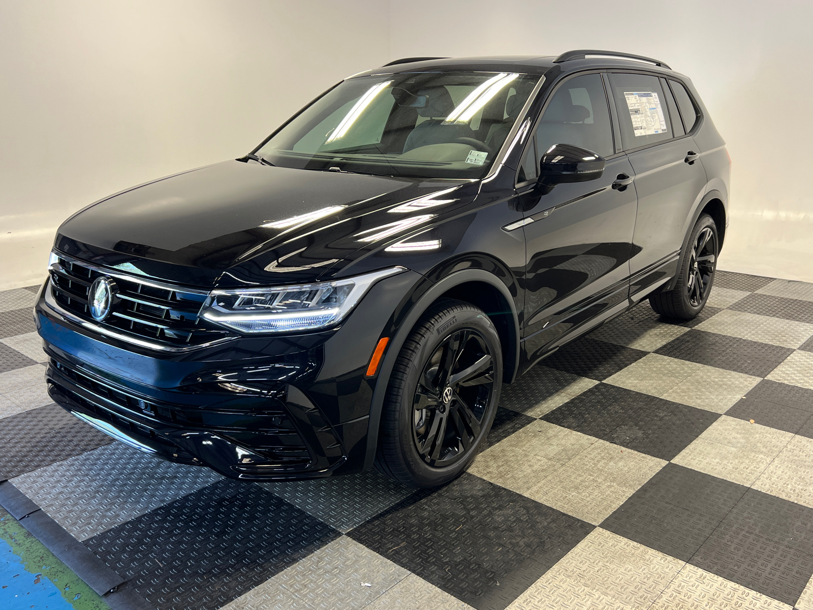 2024 Volkswagen Tiguan 2.0T SE R-Line Black 3