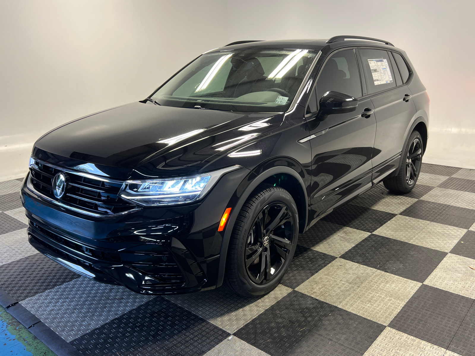 2024 Volkswagen Tiguan 2.0T SE R-Line Black 3