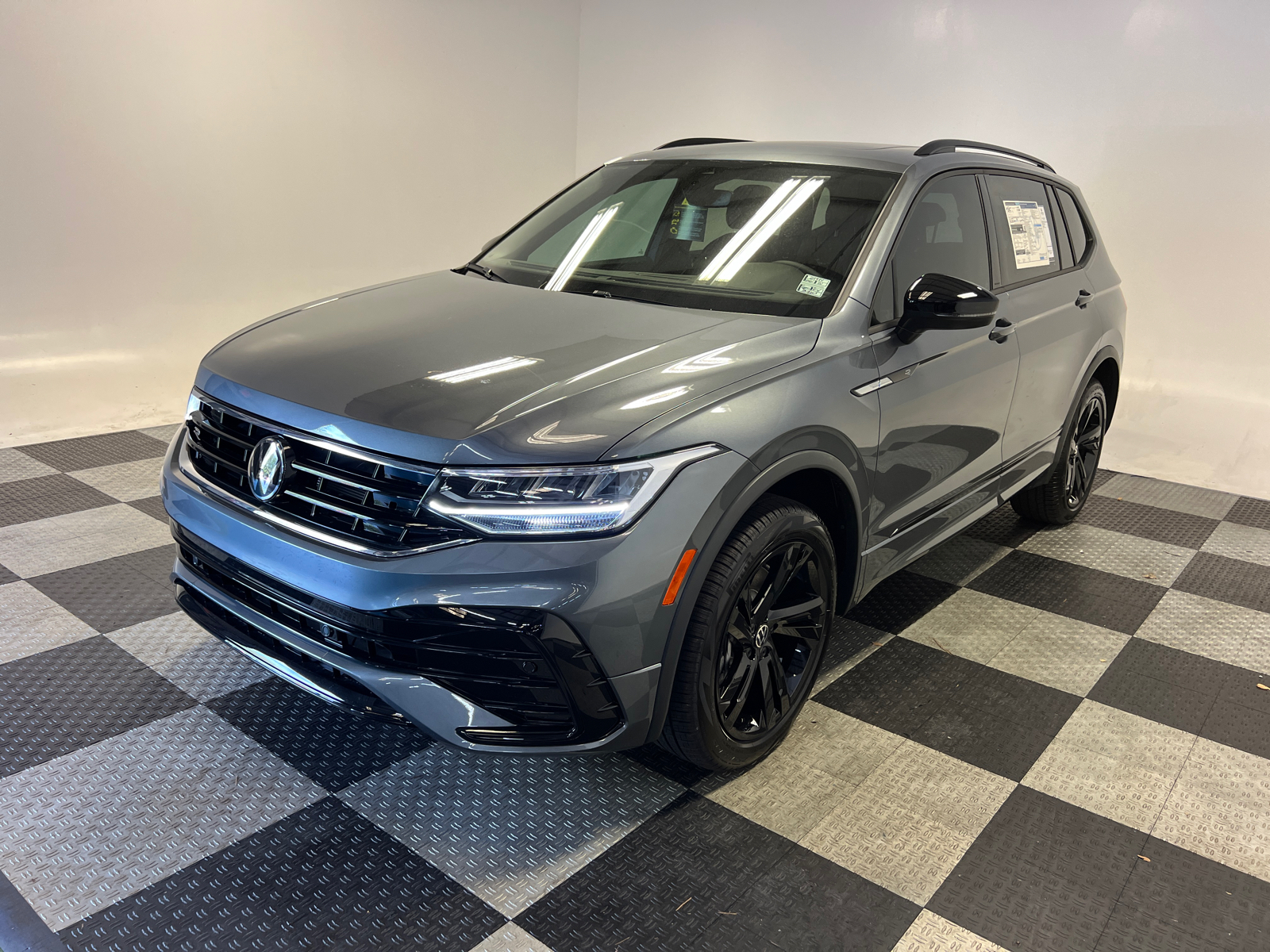 2024 Volkswagen Tiguan 2.0T SE R-Line Black 3