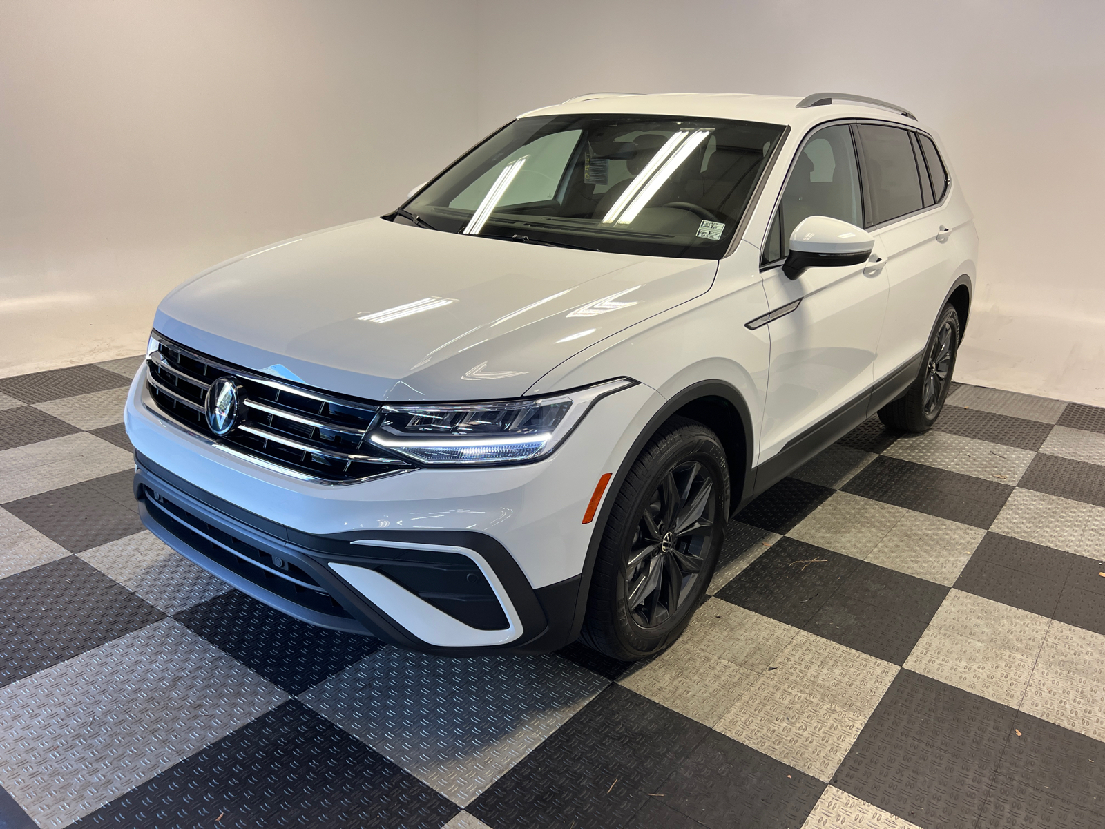 2024 Volkswagen Tiguan 2.0T SE 3