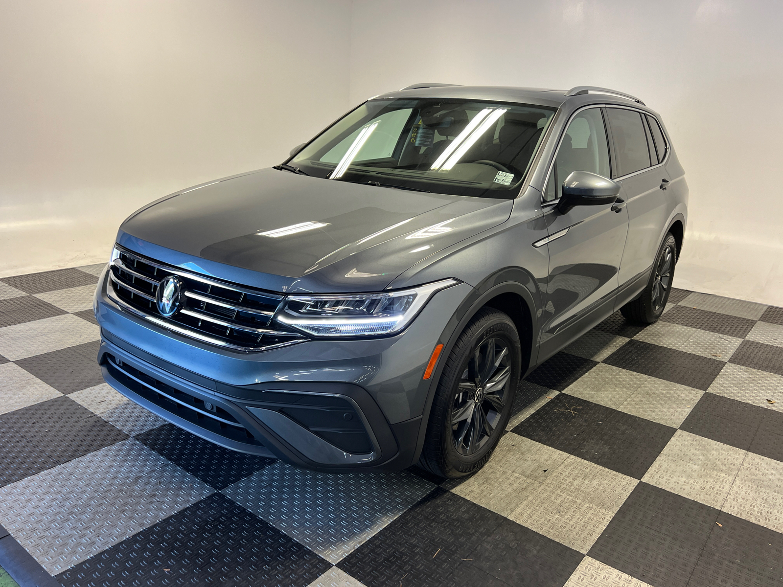 2024 Volkswagen Tiguan 2.0T SE 3