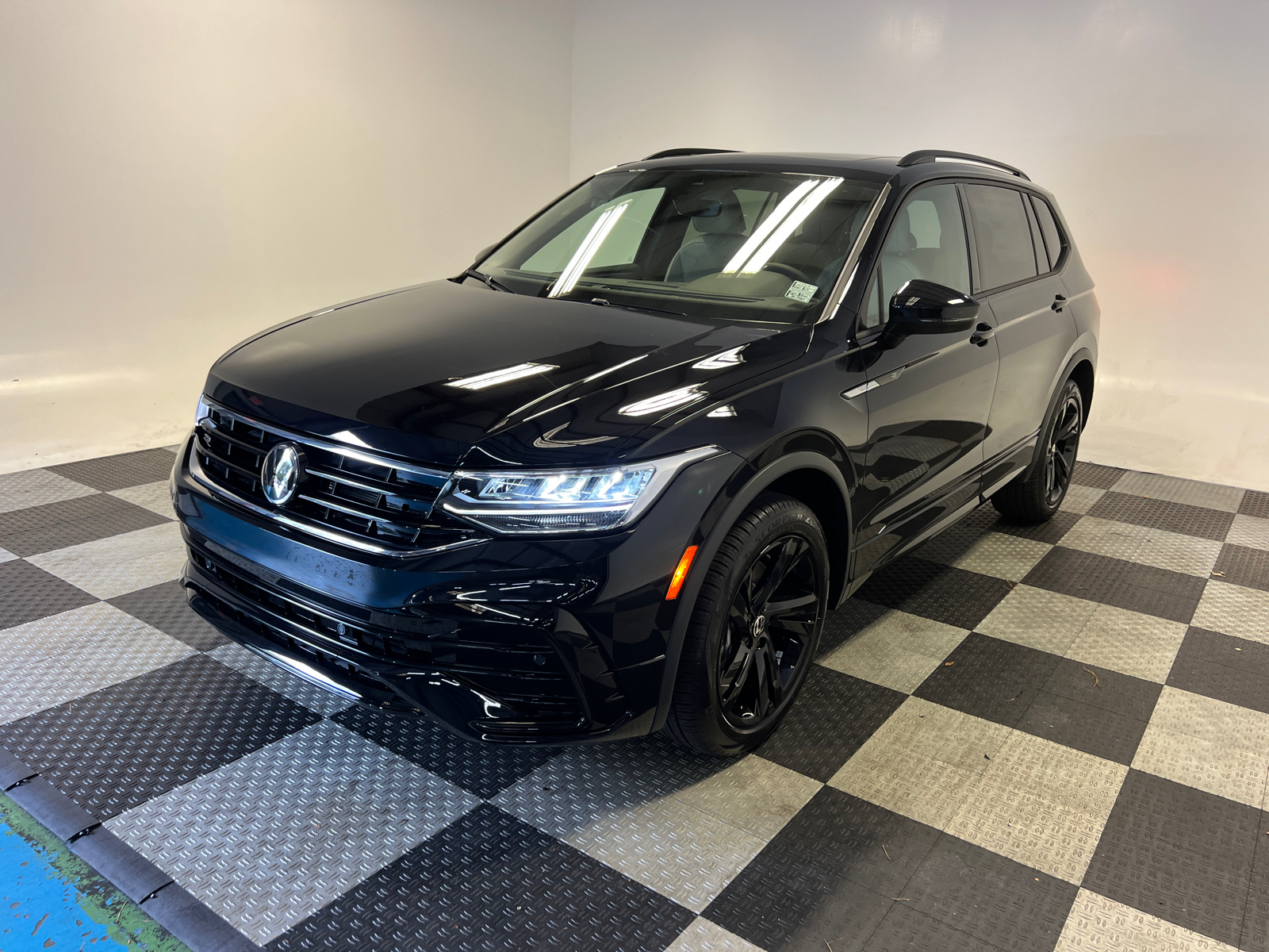 2024 Volkswagen Tiguan 2.0T SE R-Line Black 3