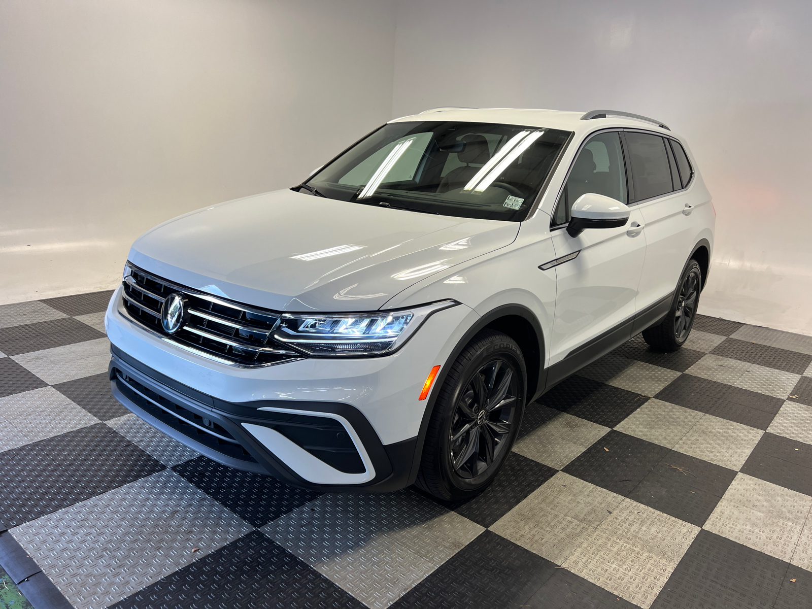 2024 Volkswagen Tiguan 2.0T SE 3