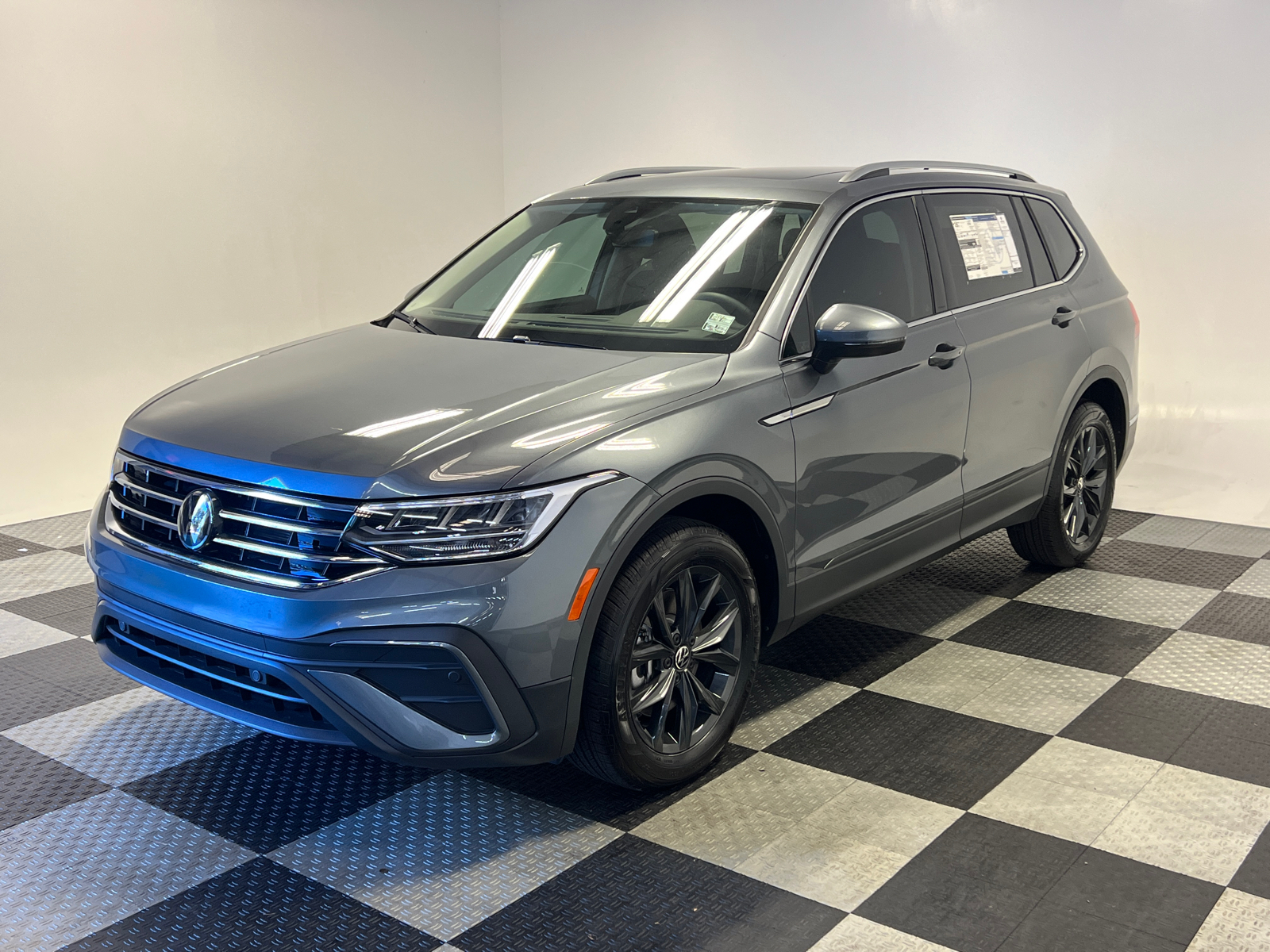 2024 Volkswagen Tiguan 2.0T SE 3