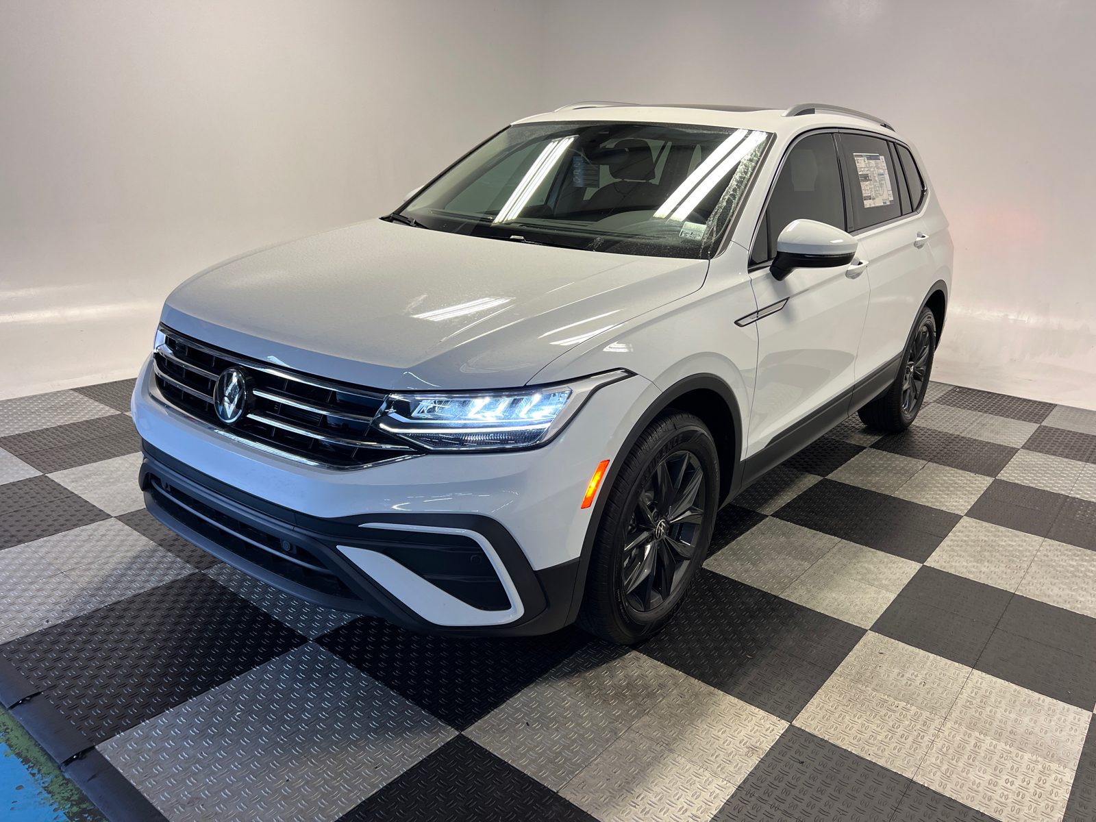 2024 Volkswagen Tiguan 2.0T SE 3