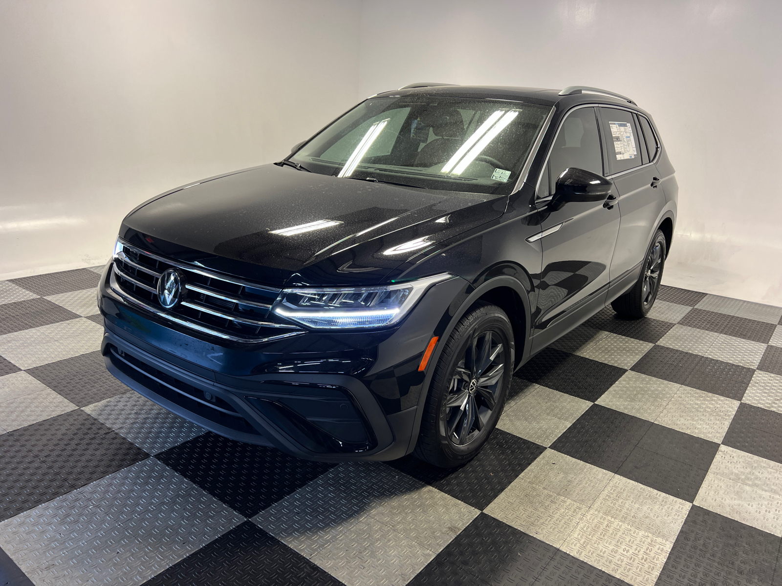 2024 Volkswagen Tiguan 2.0T SE 3