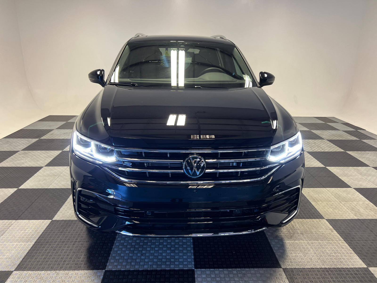 2024 Volkswagen Tiguan 2.0T SEL R-Line 2