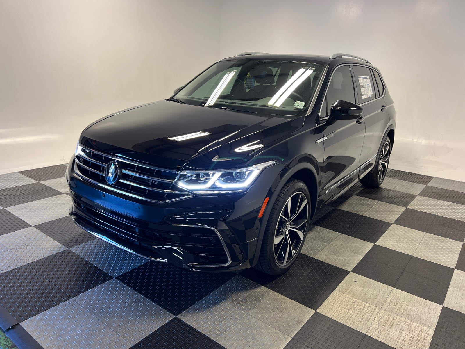 2024 Volkswagen Tiguan 2.0T SEL R-Line 3