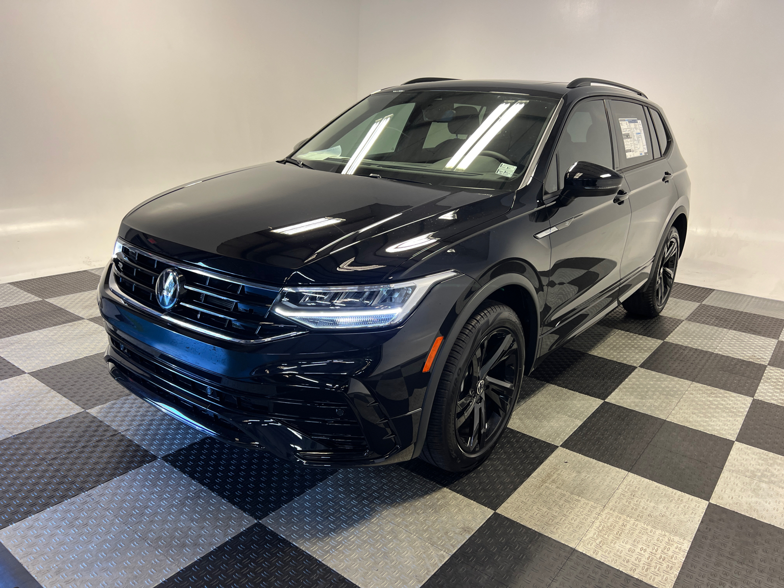 2024 Volkswagen Tiguan 2.0T SE R-Line Black 3