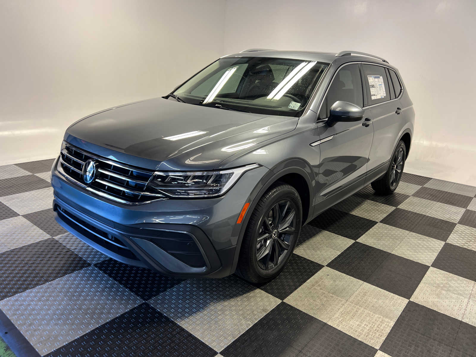 2024 Volkswagen Tiguan 2.0T SE 3