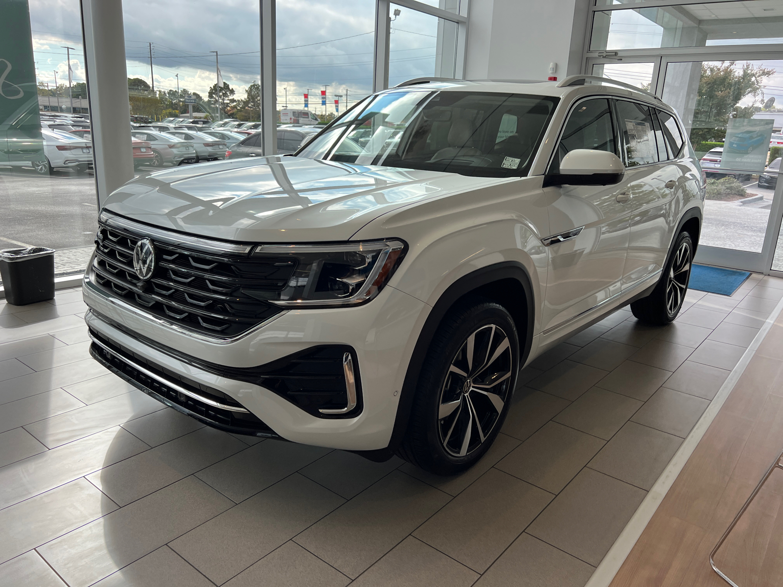 2025 Volkswagen Atlas 2.0T SEL Premium R-Line 3