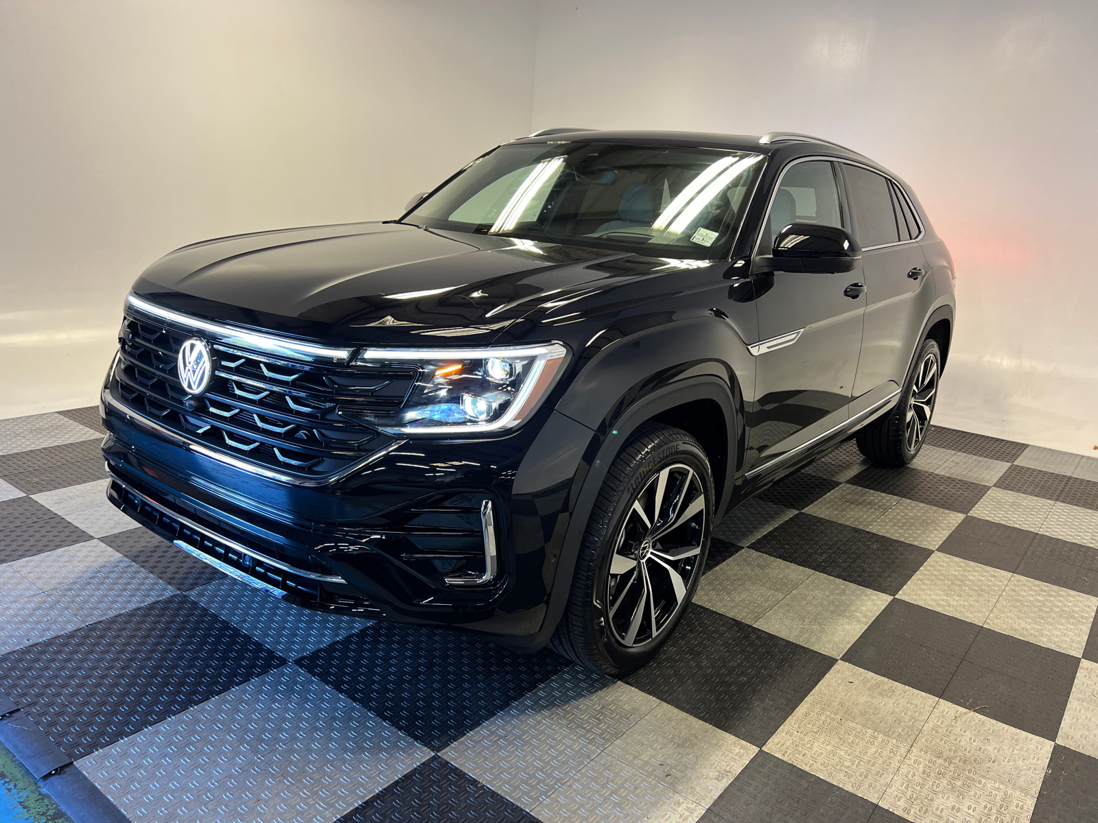 2025 Volkswagen Atlas Cross Sport 2.0T SEL Premium R-Line 3