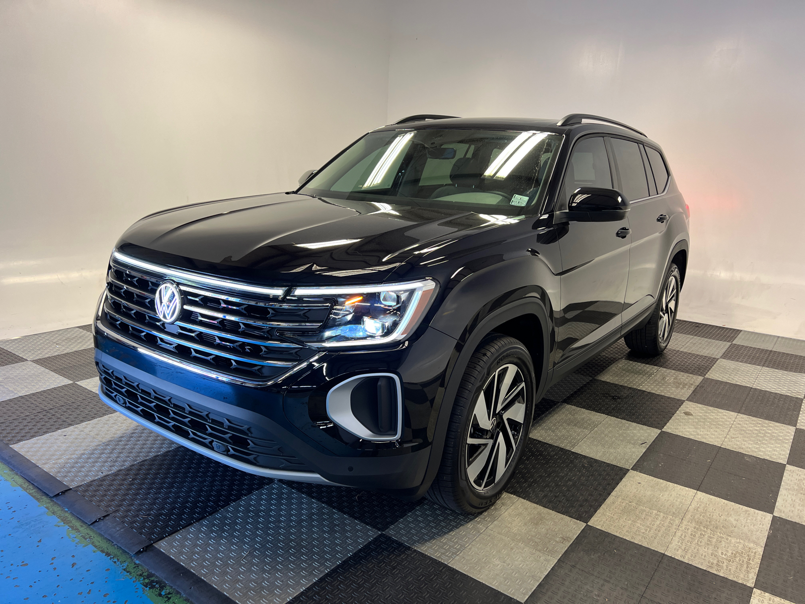 2025 Volkswagen Atlas 2.0T SE w/Technology 3