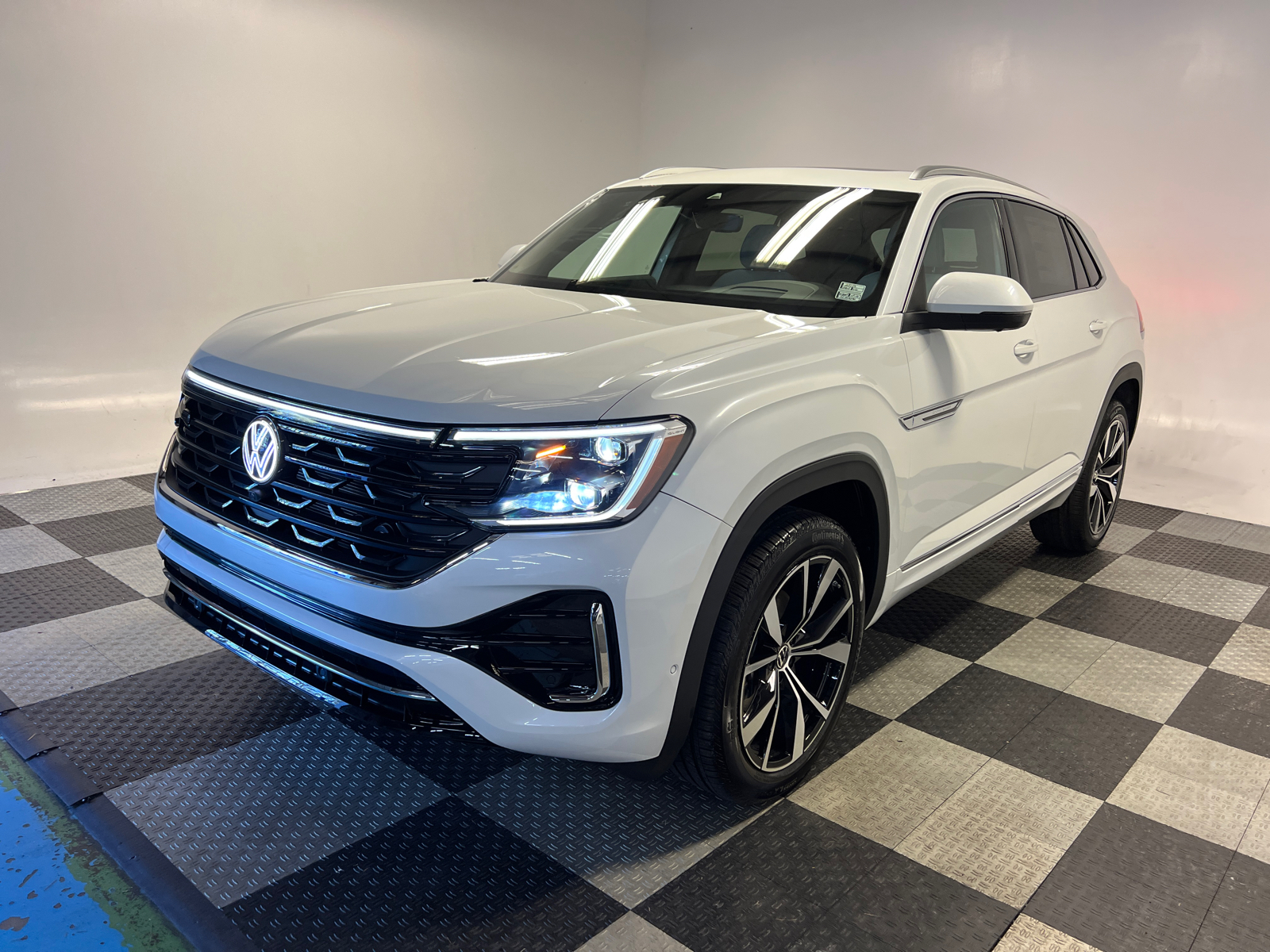 2025 Volkswagen Atlas Cross Sport 2.0T SEL Premium R-Line 3