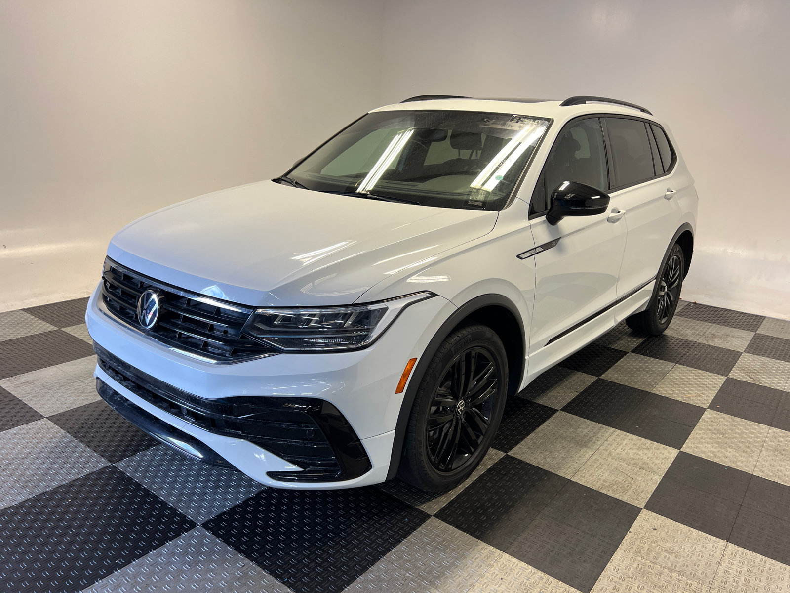 2022 Volkswagen Tiguan 2.0T SE R-Line Black 3