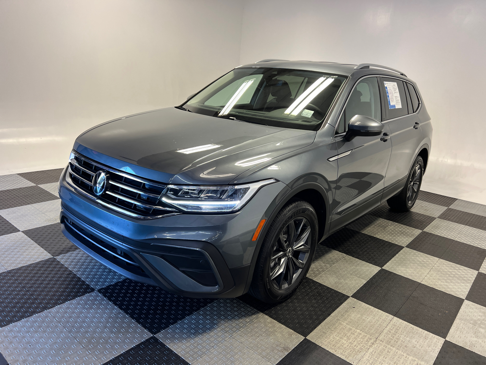 2023 Volkswagen Tiguan 2.0T SE 3