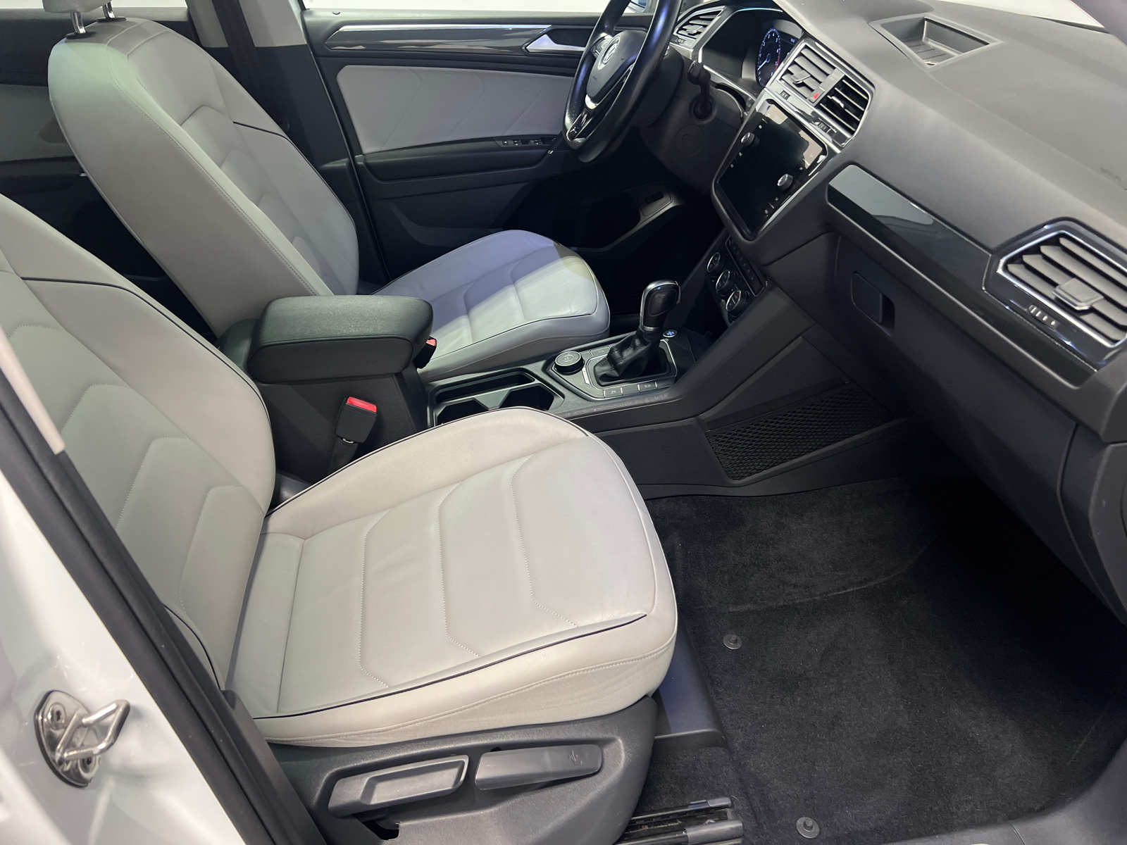 2018 Volkswagen Tiguan 2.0T SEL Premium 12