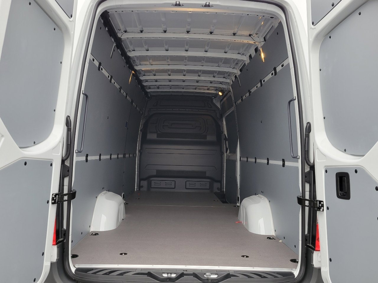 2024 Mercedes-Benz eSprinter Cargo Van  18