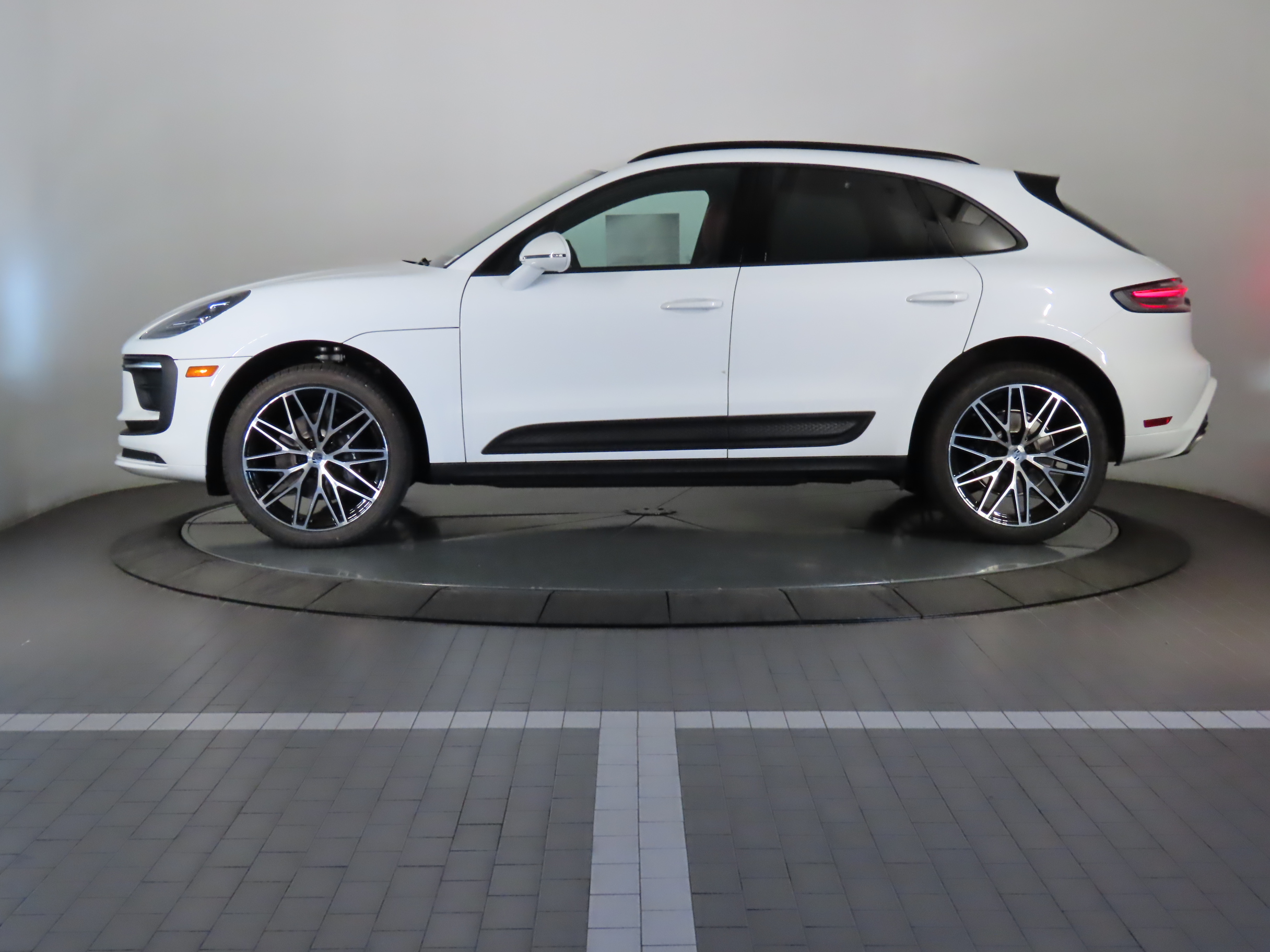 2024 Porsche Macan  2