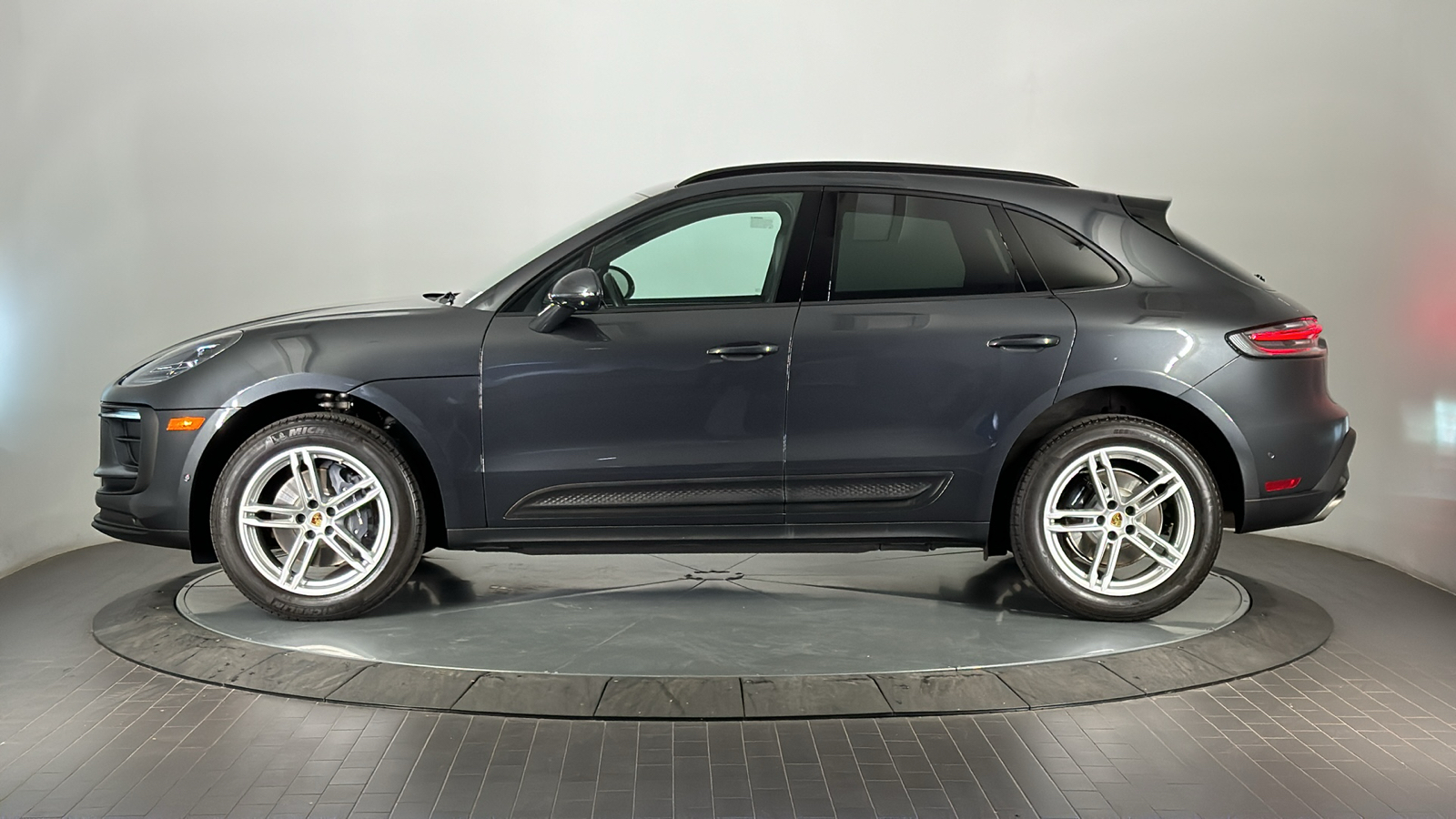 2022 Porsche Macan  2