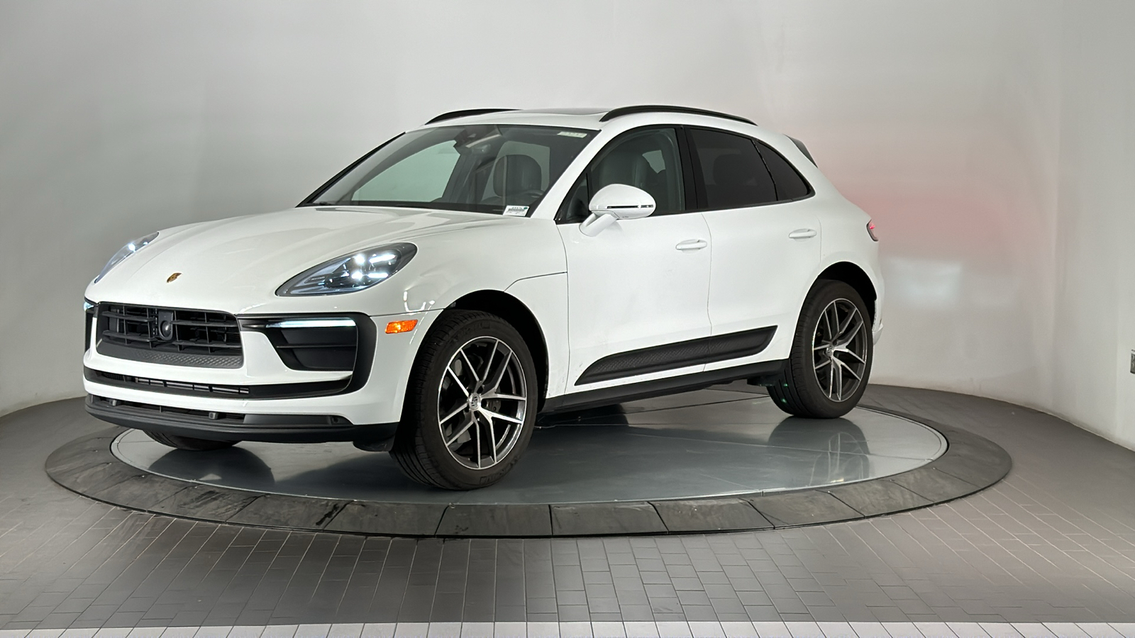 2023 Porsche Macan  1