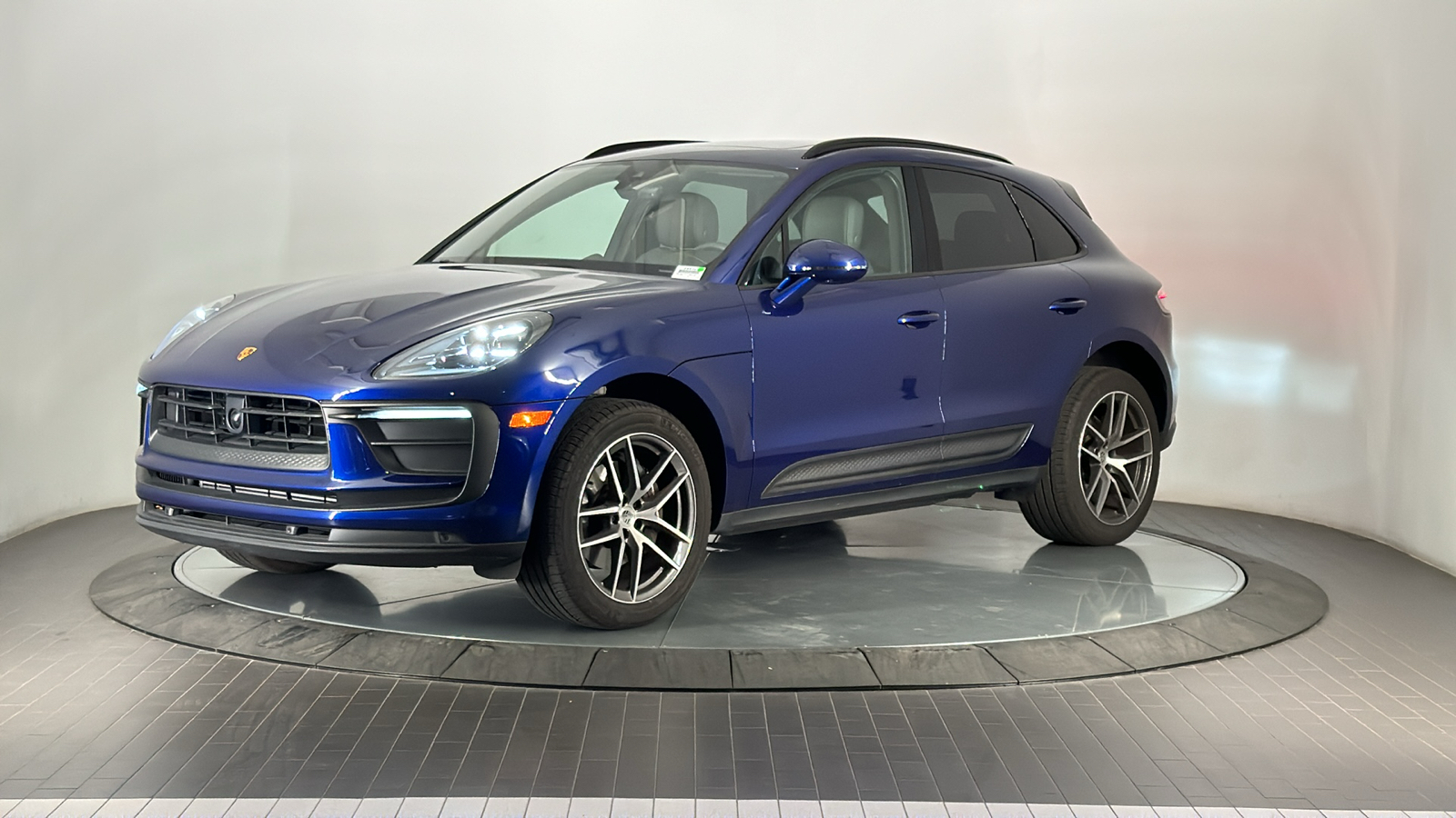 2023 Porsche Macan  1