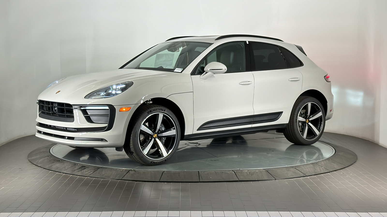 2025 Porsche Macan  1