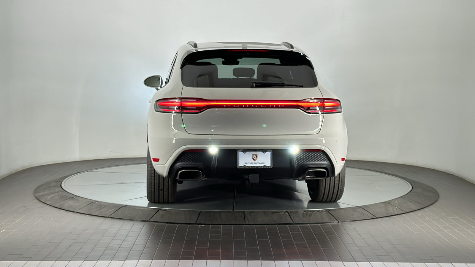 2025 Porsche Macan  4